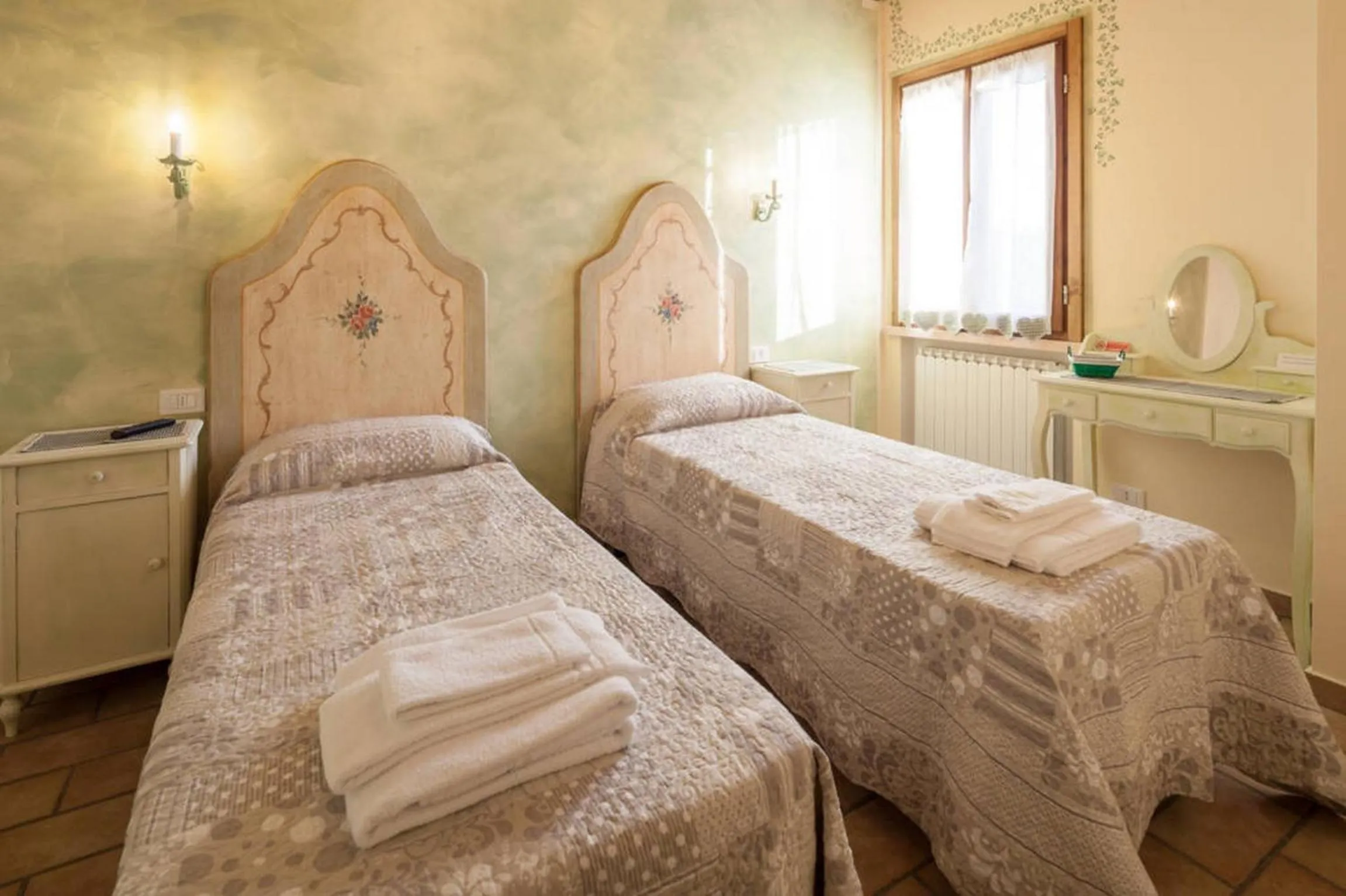 Photo of the whole room, Bed in La Casa Delle Rondini