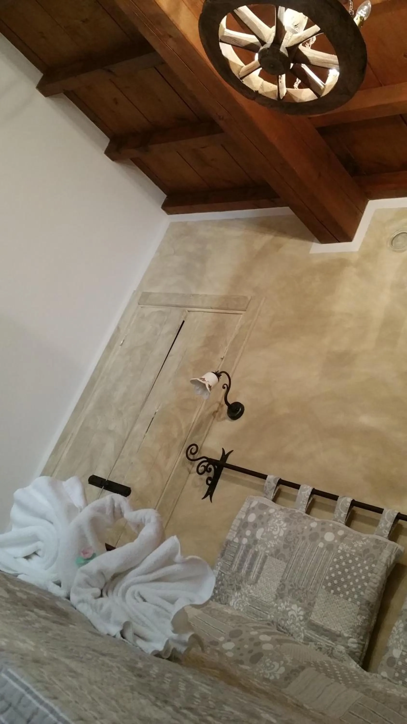 Photo of the whole room, Bed in La Casa Delle Rondini