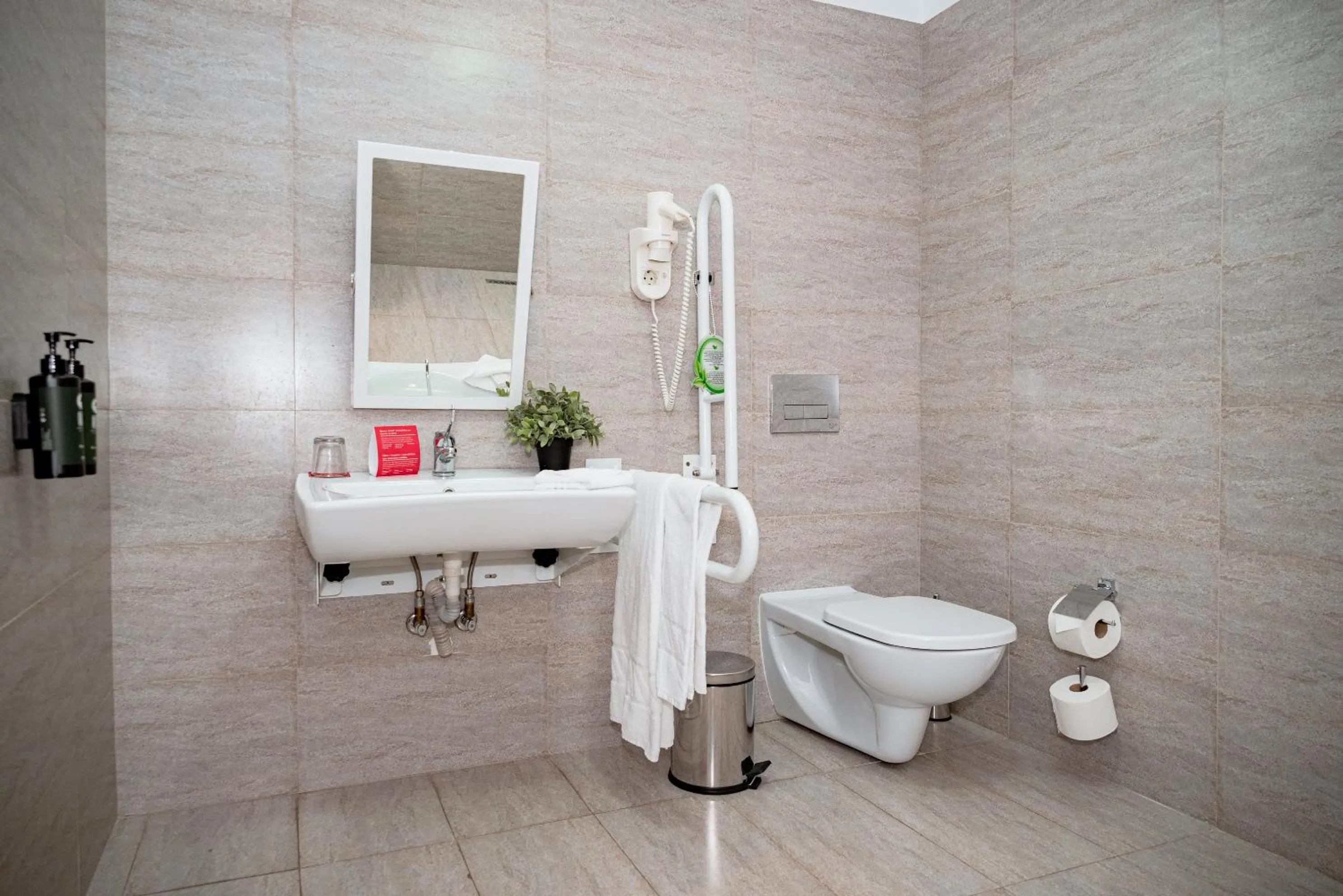 Toilet in Ramada Plaza Craiova