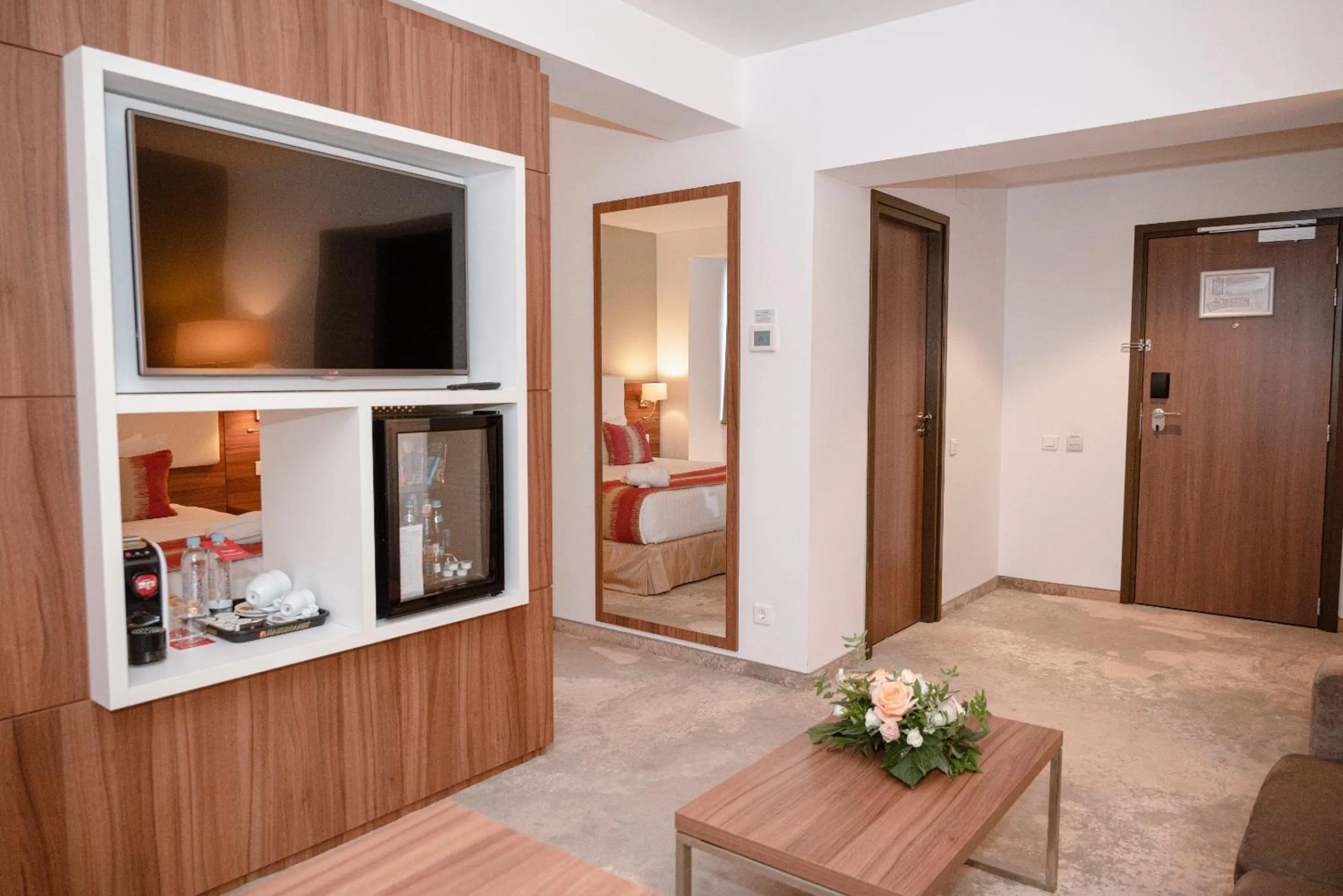 Coffee/tea facilities, Bed in Ramada Plaza Craiova