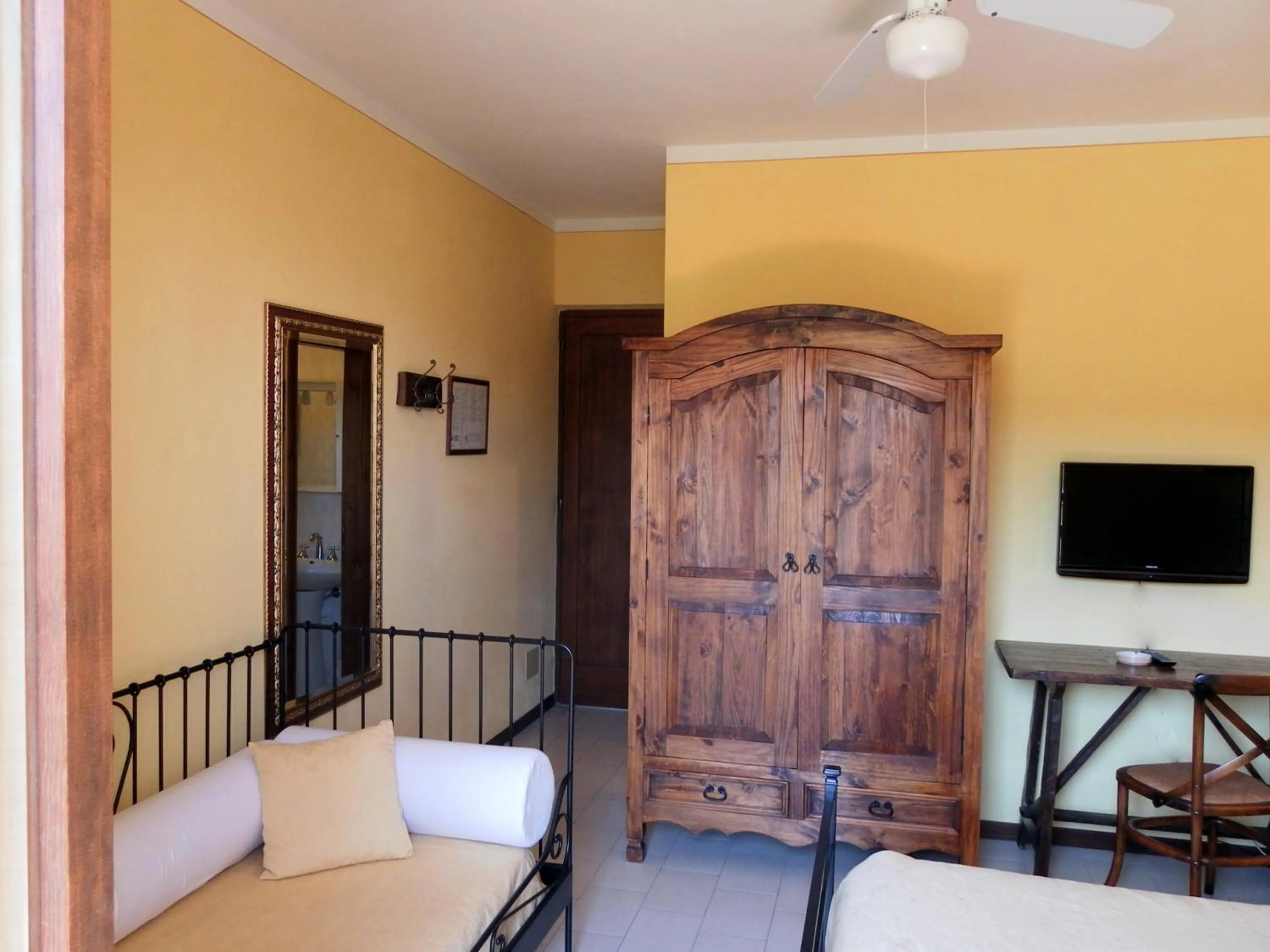 Decorative detail, Bed in Hotel Il Caminetto