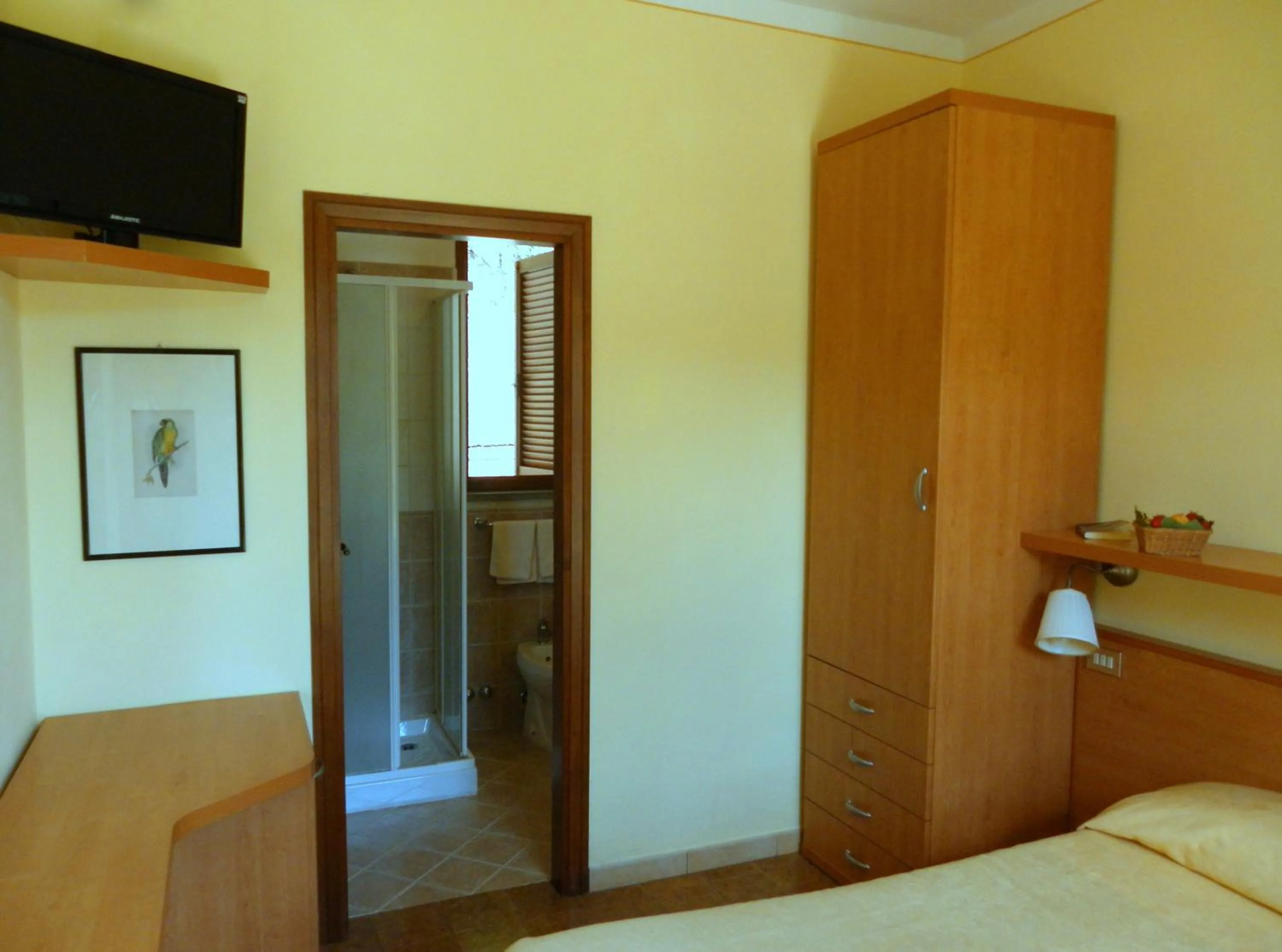 Shower, Bed in Hotel Il Caminetto