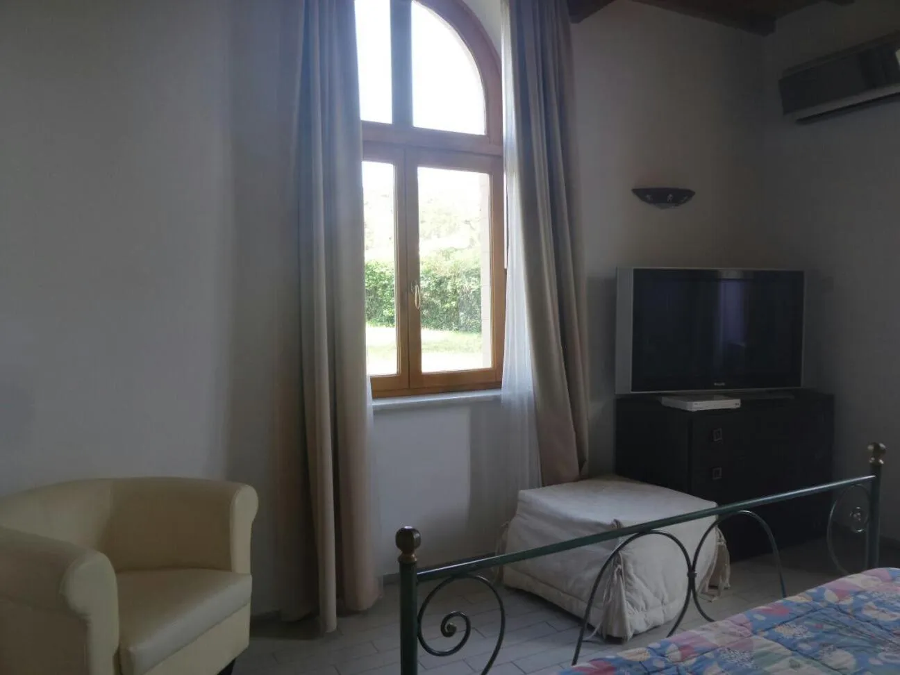 Photo of the whole room, Bed in Cala Dei Mori