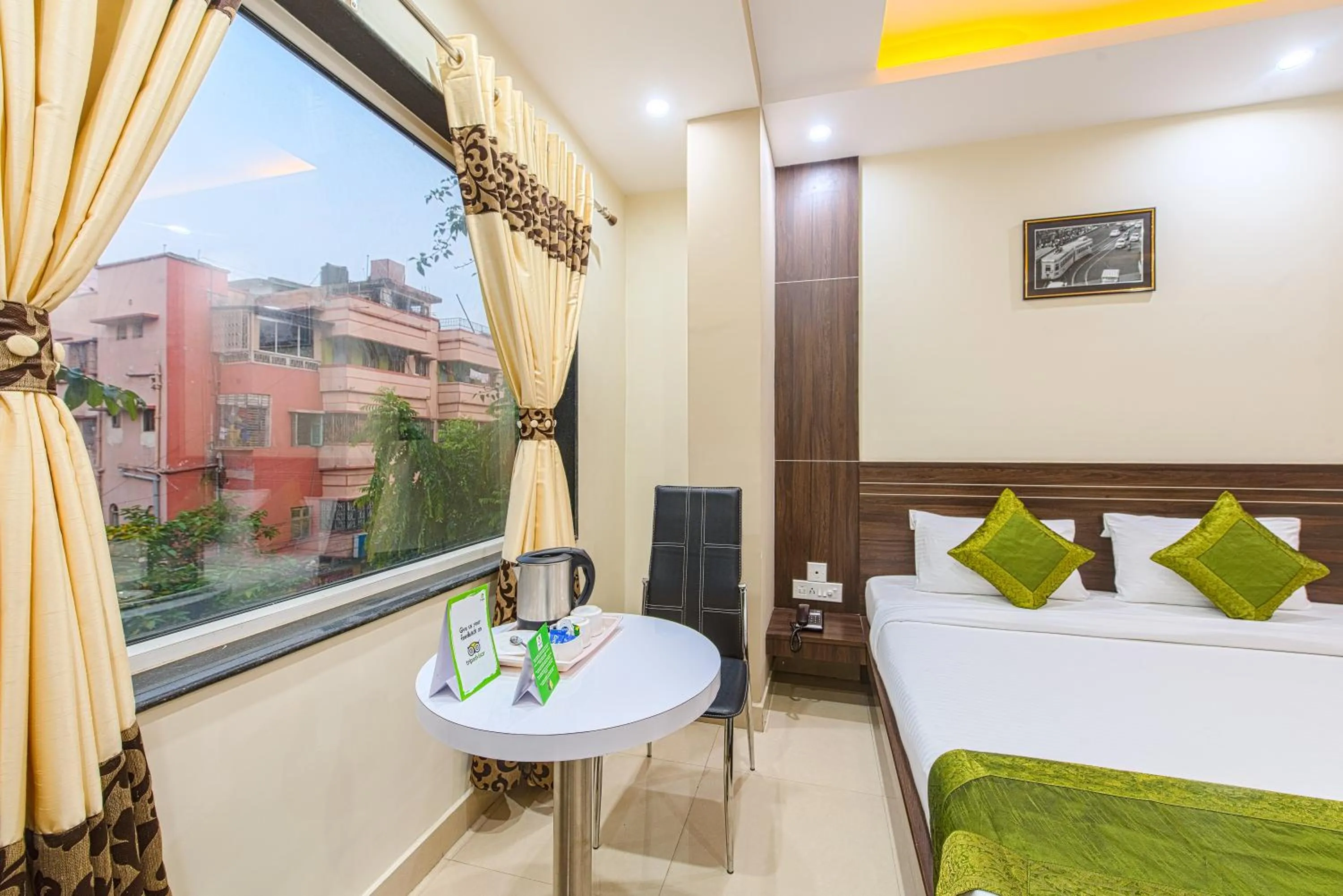 Bed in Treebo Globe International, Near Kalighat Mandir