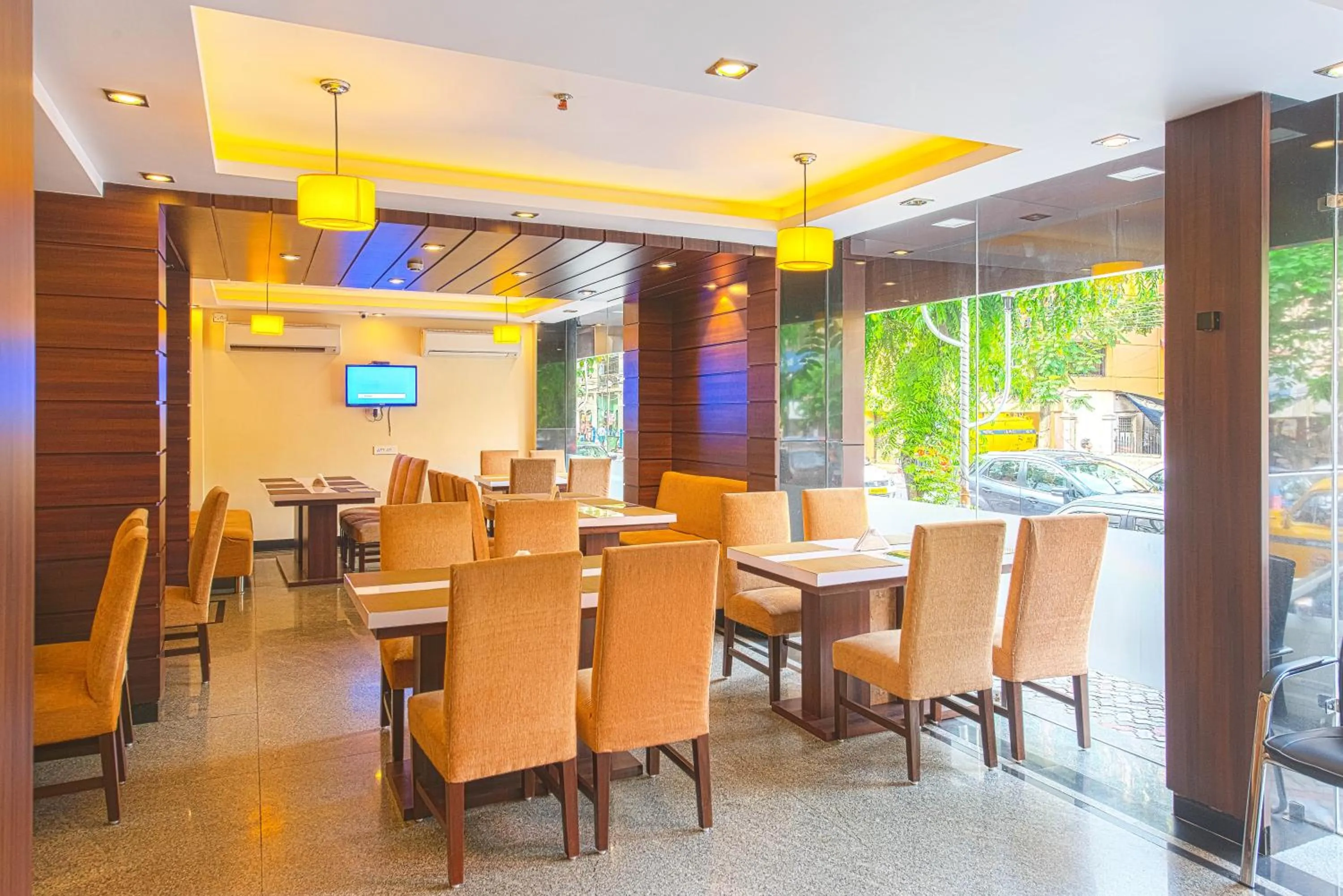 Restaurant/places to eat in Treebo Globe International, Near Kalighat Mandir