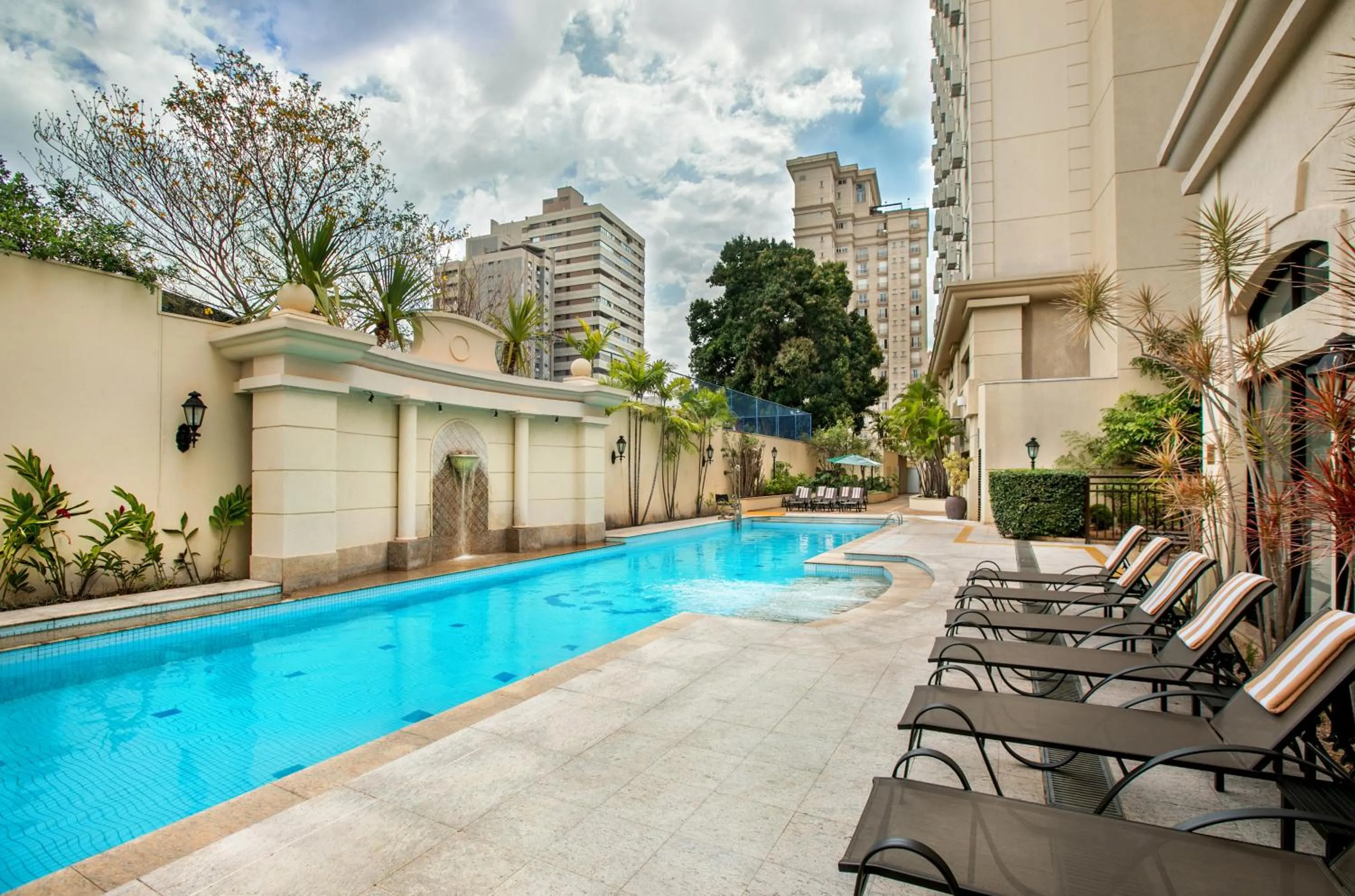 Swimming pool in Meliá Campinas