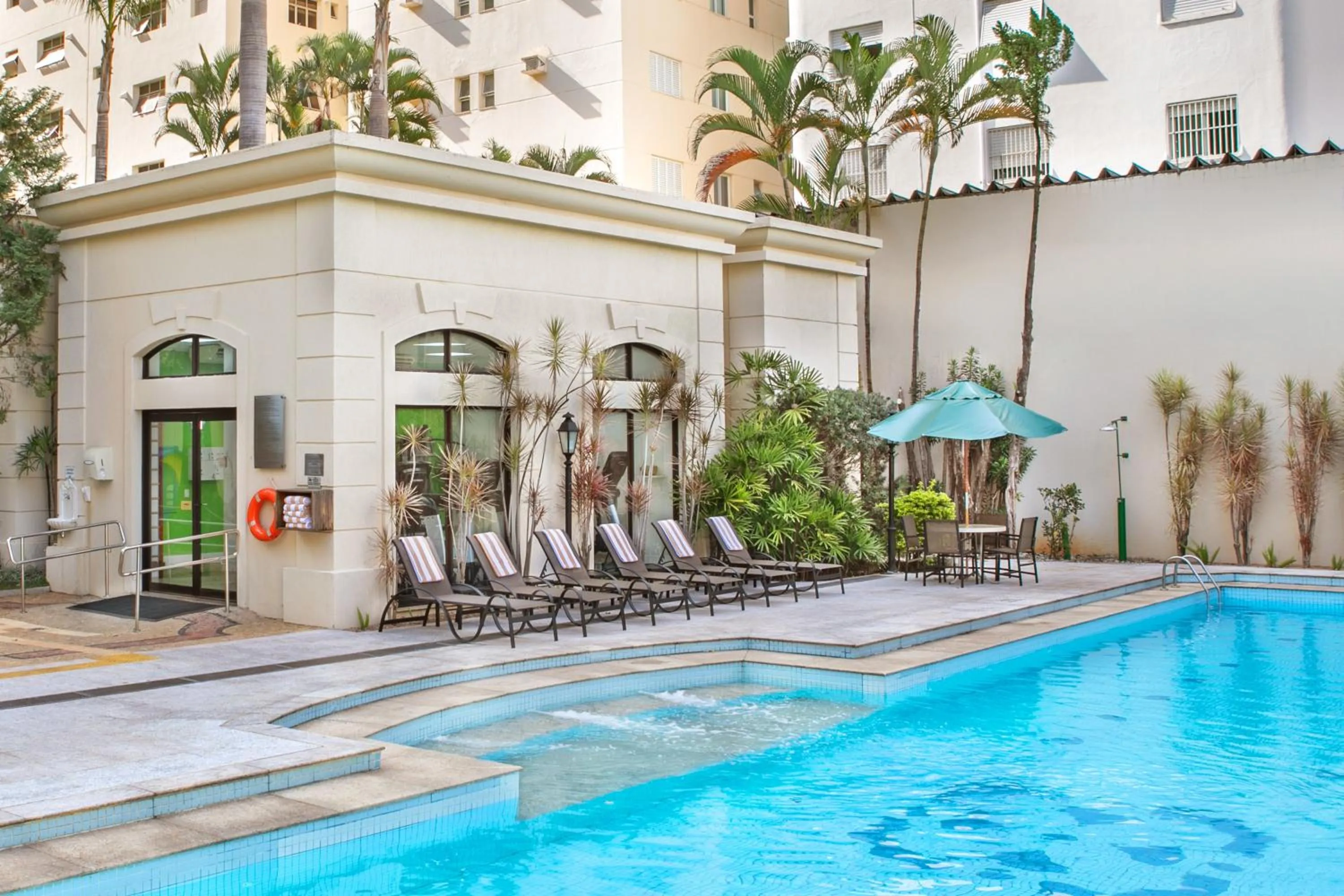 Swimming pool in Meliá Campinas