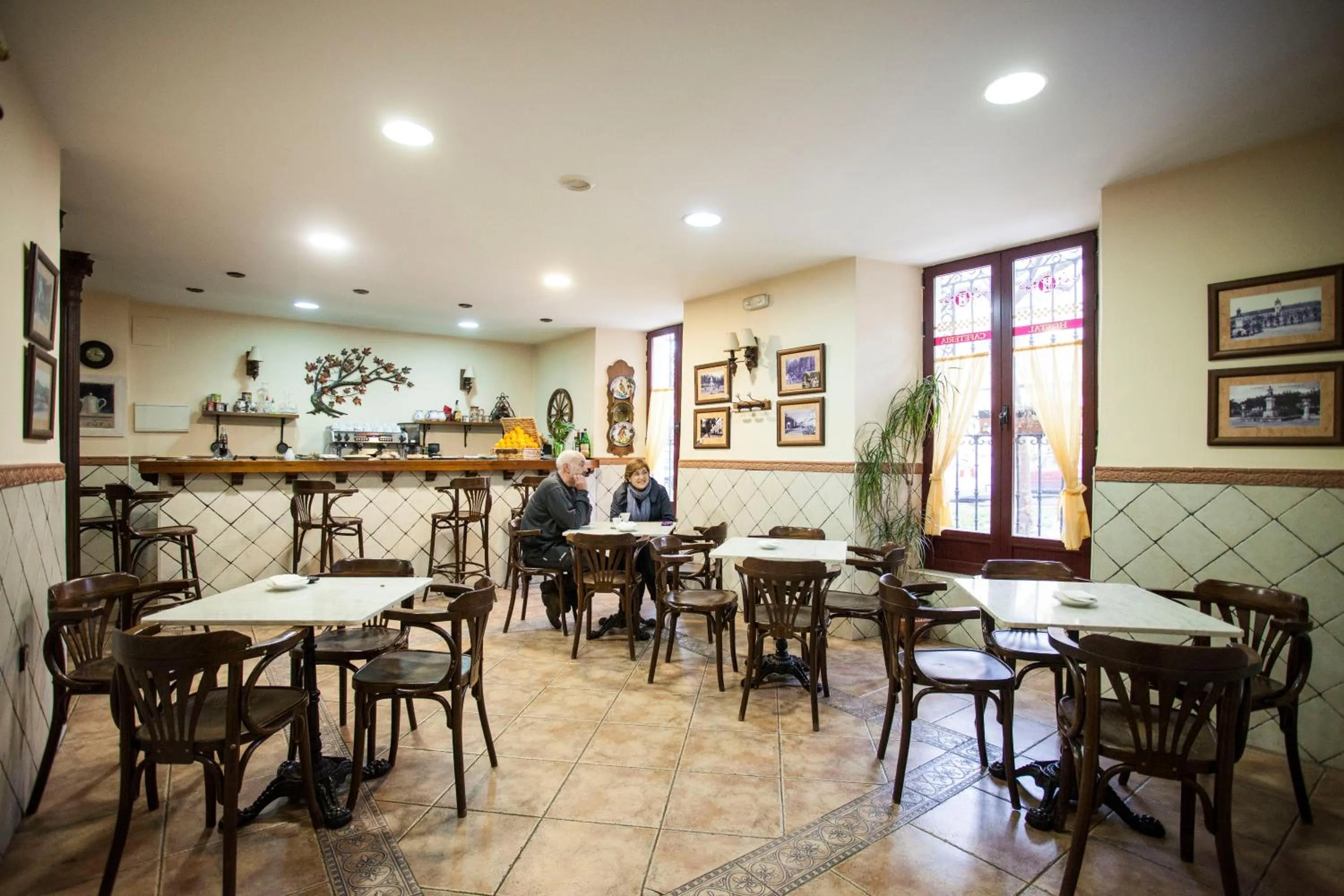Restaurant/places to eat in Hostal Castilla
