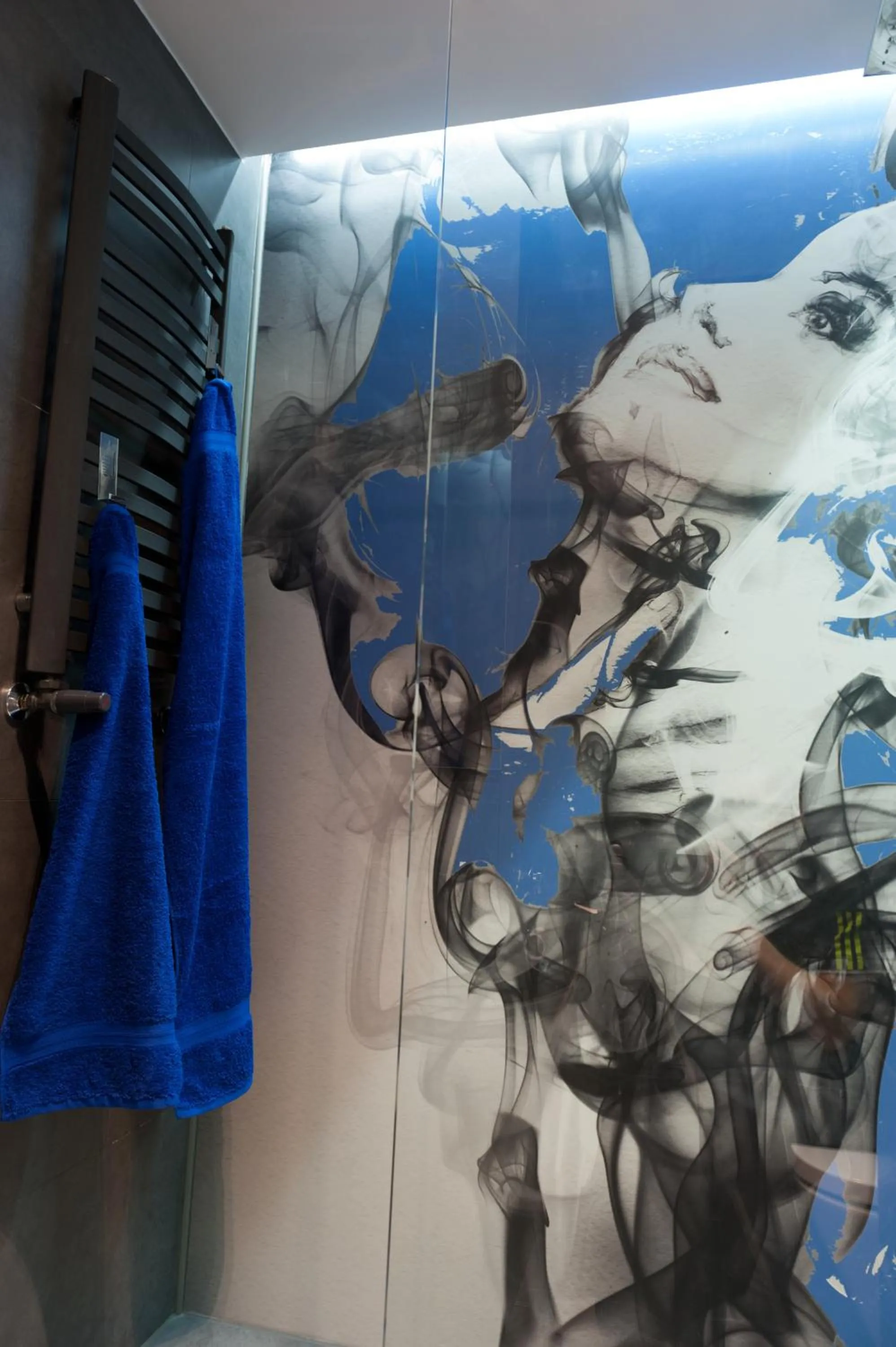 Shower in Diamonds Apartment