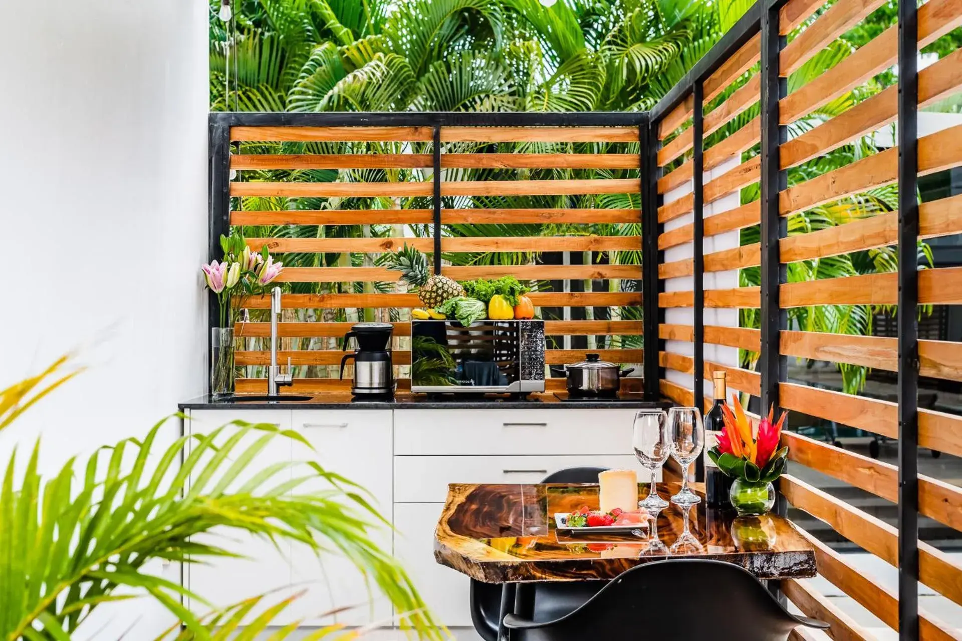 Deluxe Queen Studio in In the Shade Hotel - Coworking - 300Mbit - Adults Only Deluxe Queen Studio in In the Shade Hotel - Coworking - 300Mbit - Adults Only