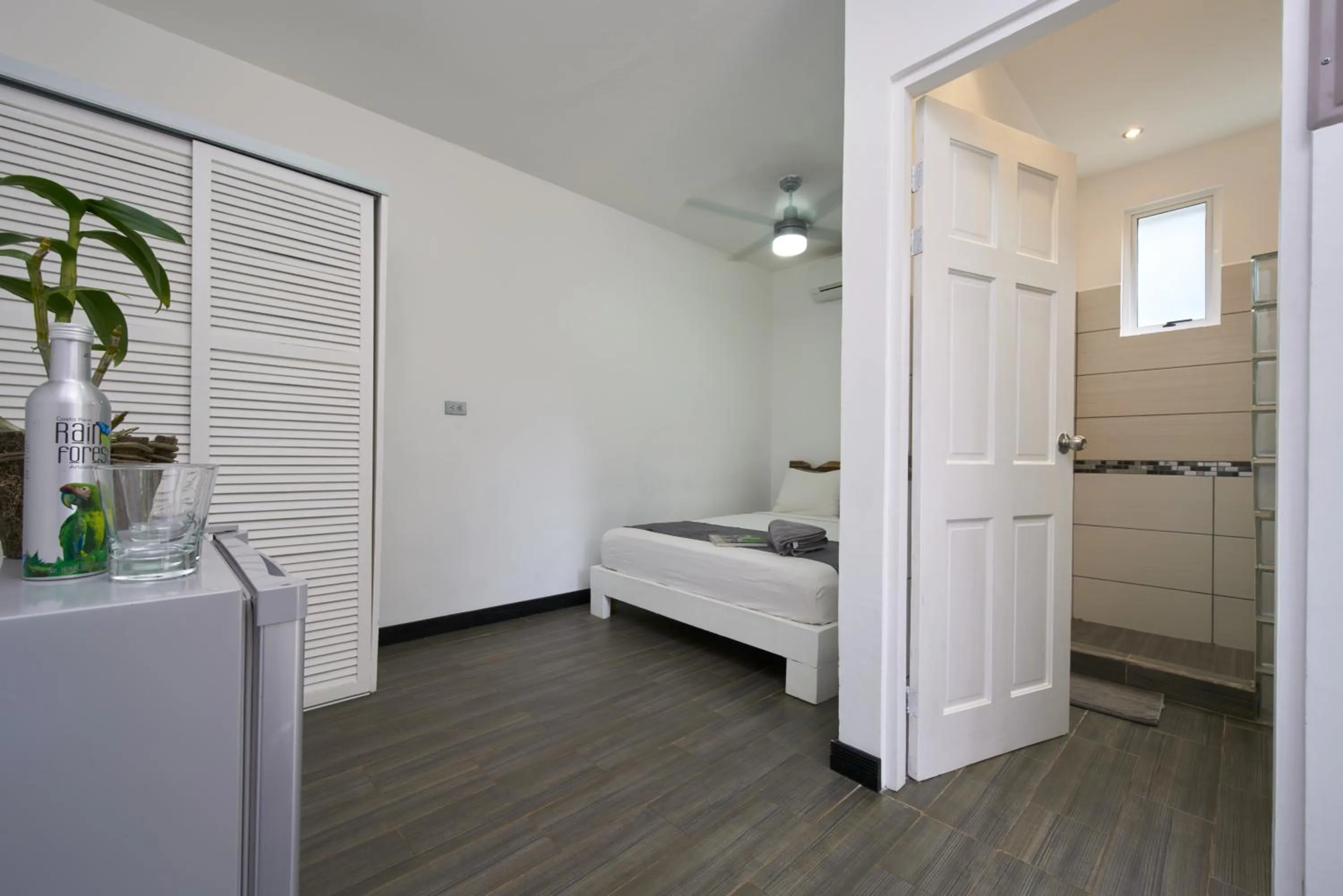 Photo of the whole room, Bed in In the Shade Hotel - Coworking - 300Mbit - Adults Only