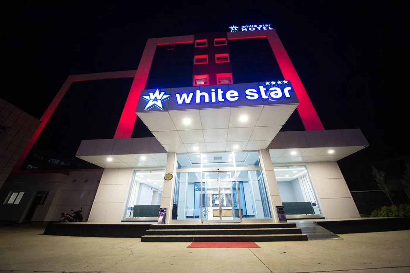 Facade/entrance in White Star Hotel