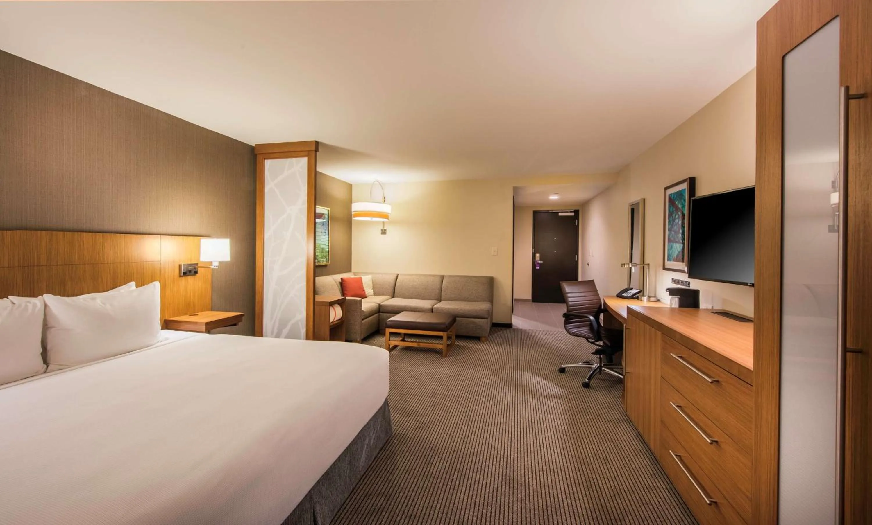 Photo of the whole room, Bed in Hyatt Place Cleveland/Westlake/Crocker Park