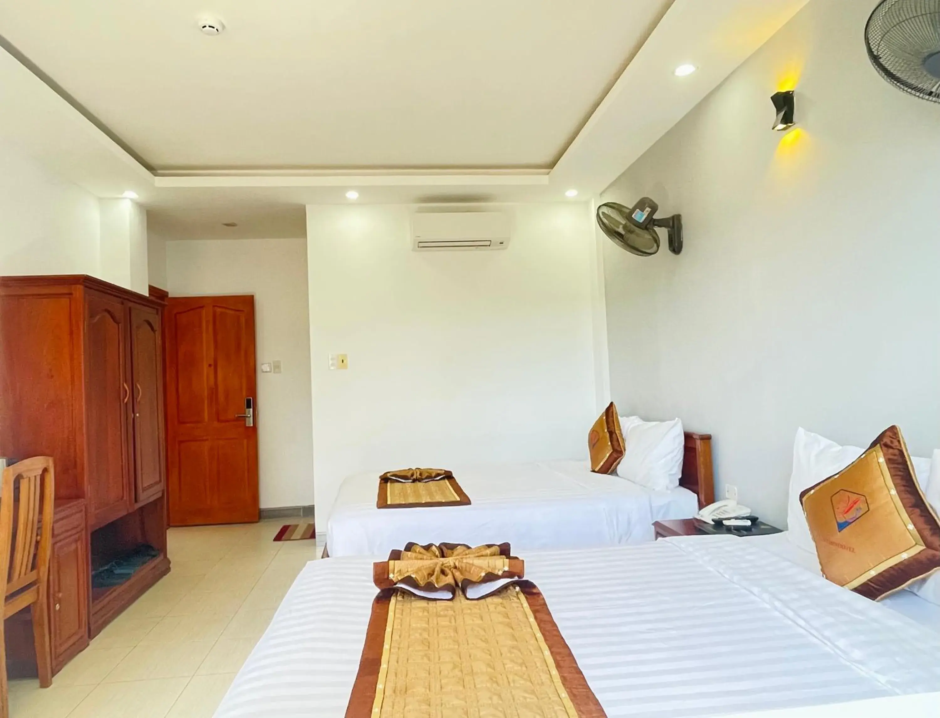 Deluxe Double or Twin Room with Balcony in Y Linh Hotel Deluxe Double or Twin Room with Balcony in Y Linh Hotel