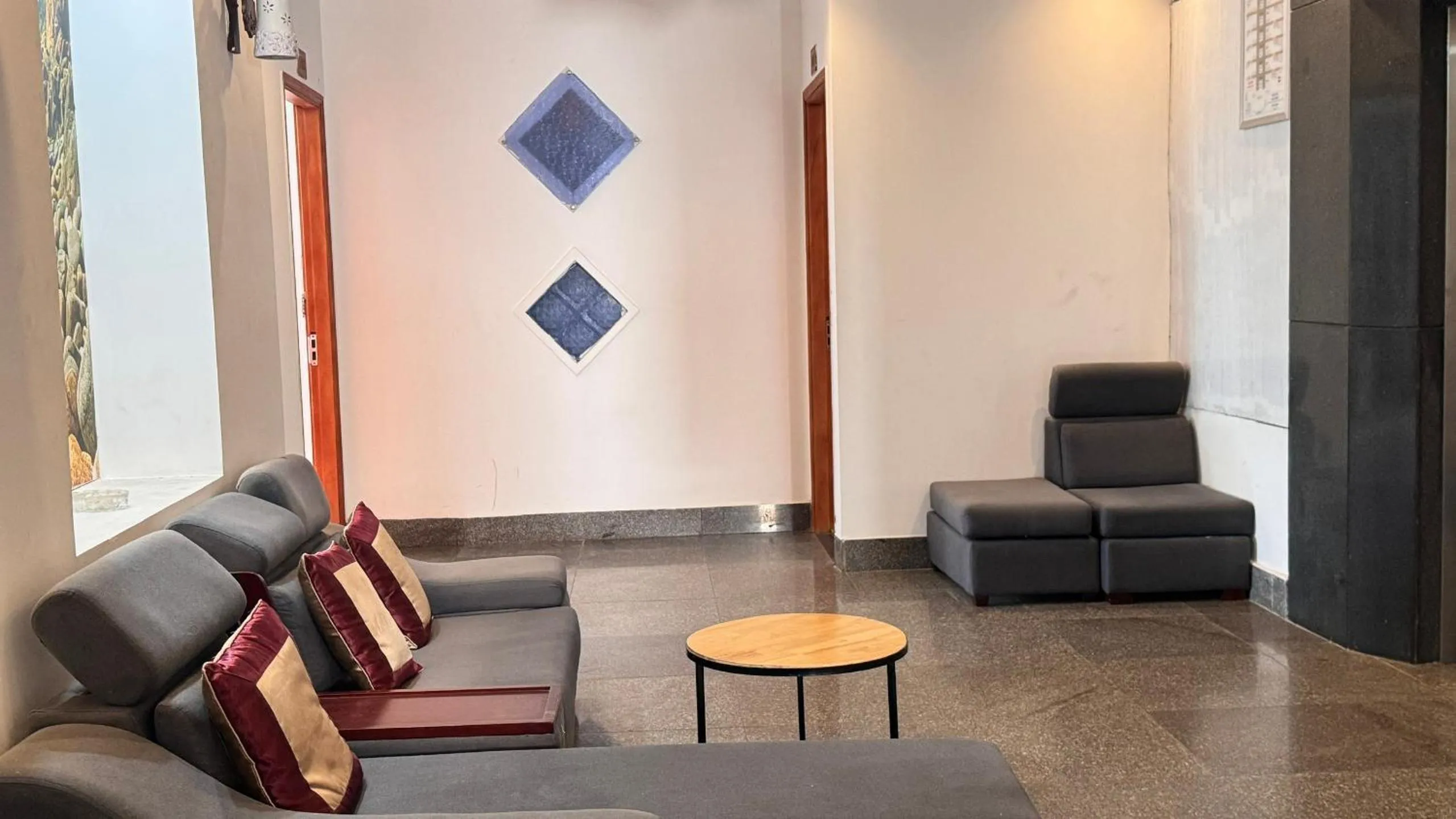 Communal lounge/ TV room in Y Linh Hotel