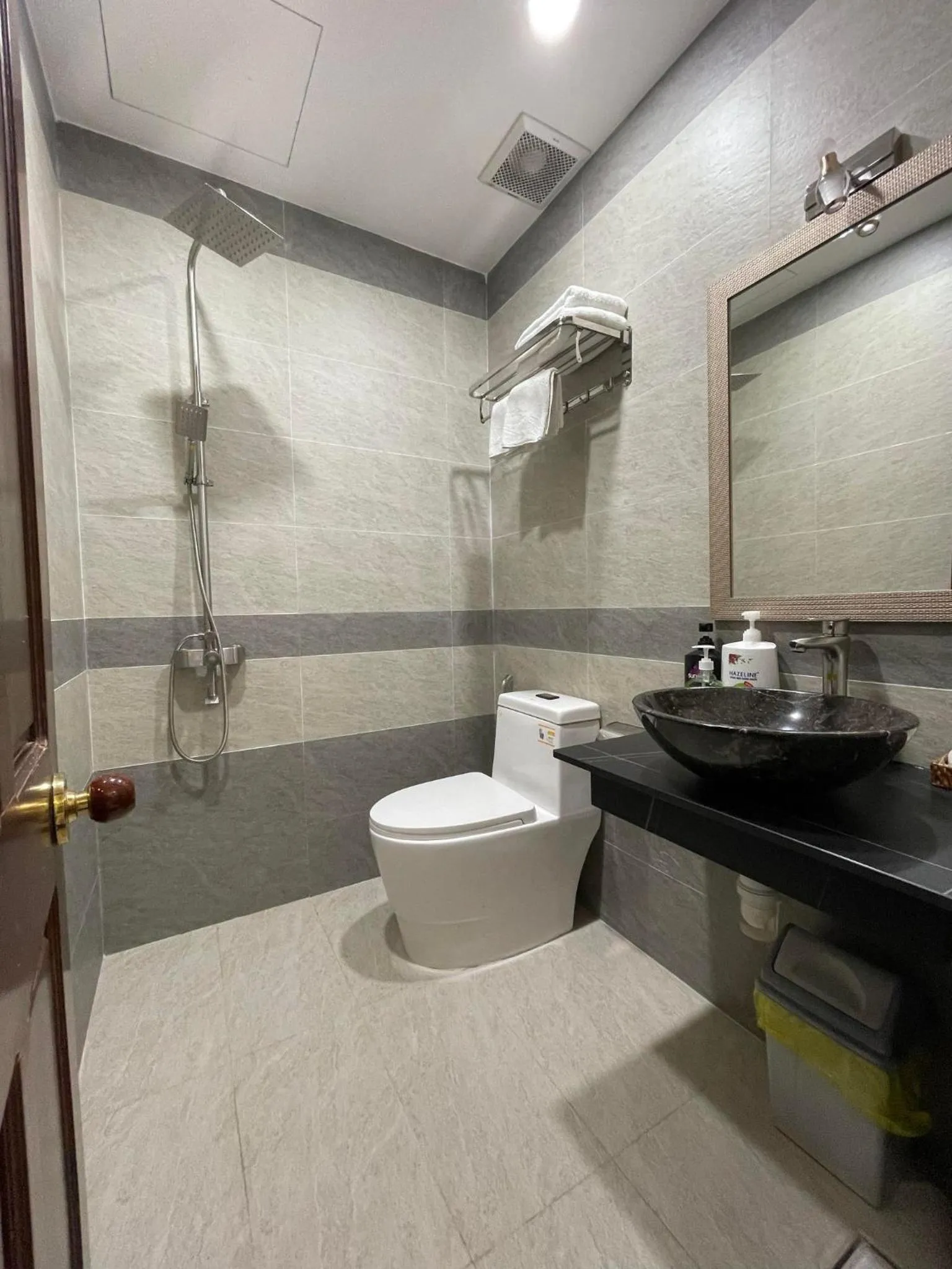 Toilet in Y Linh Hotel