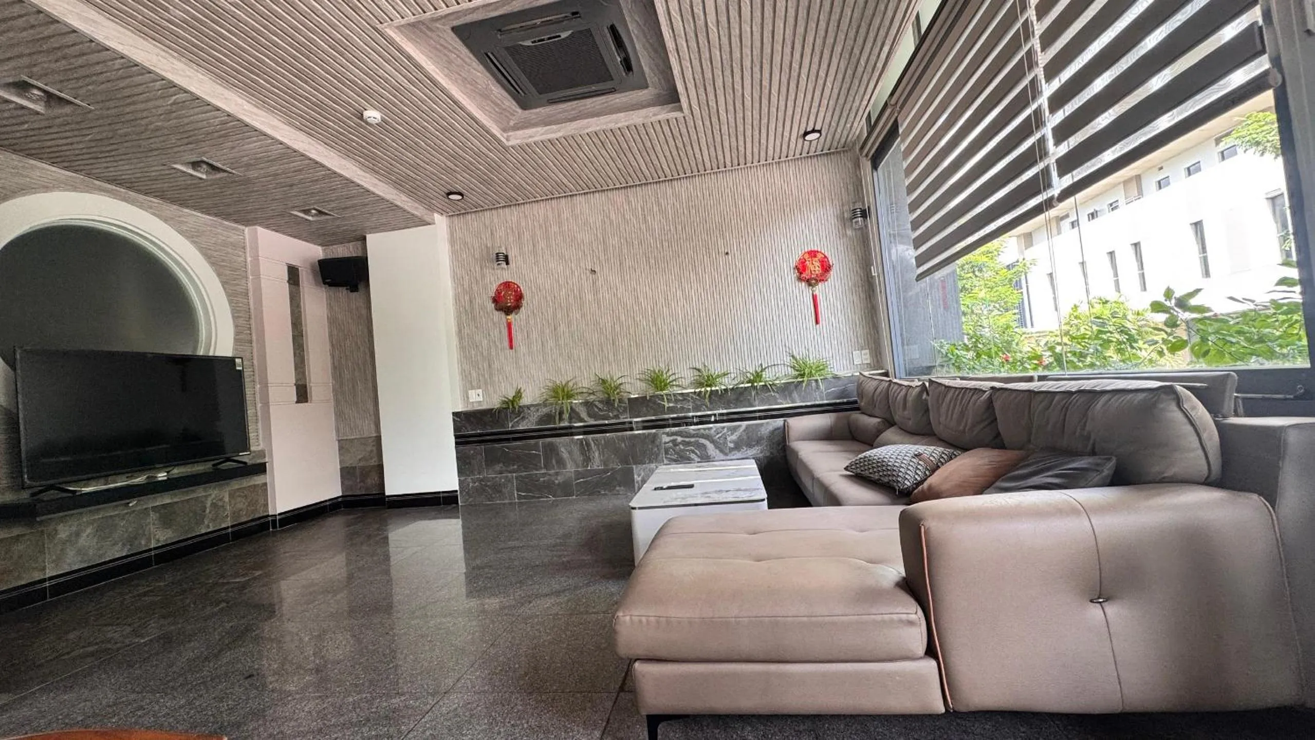 Communal lounge/ TV room in Y Linh Hotel