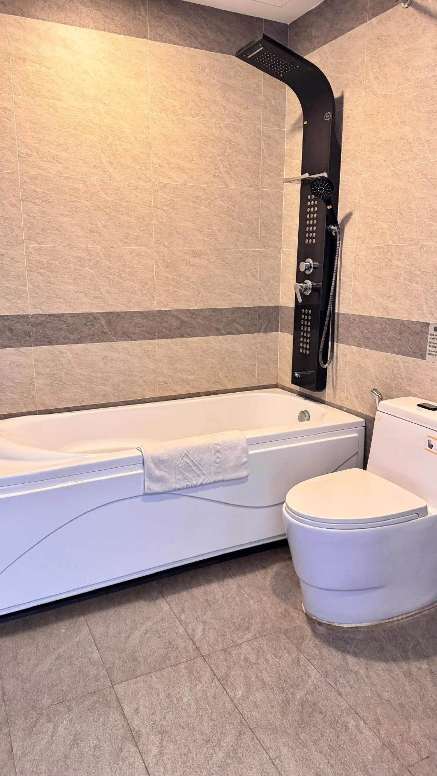 Bathroom in Y Linh Hotel