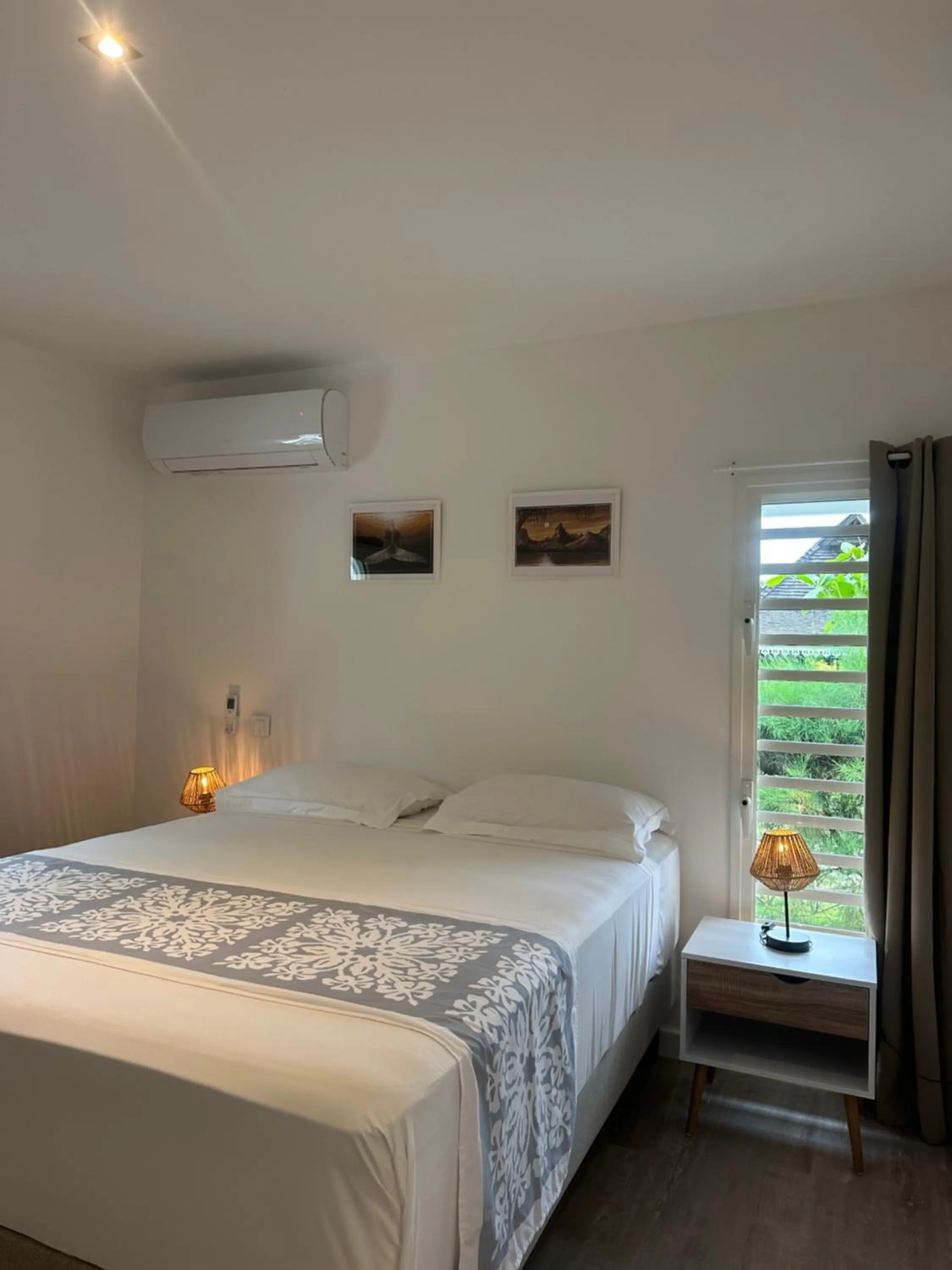 Bedroom, Bed in Moorea Sunset Beach