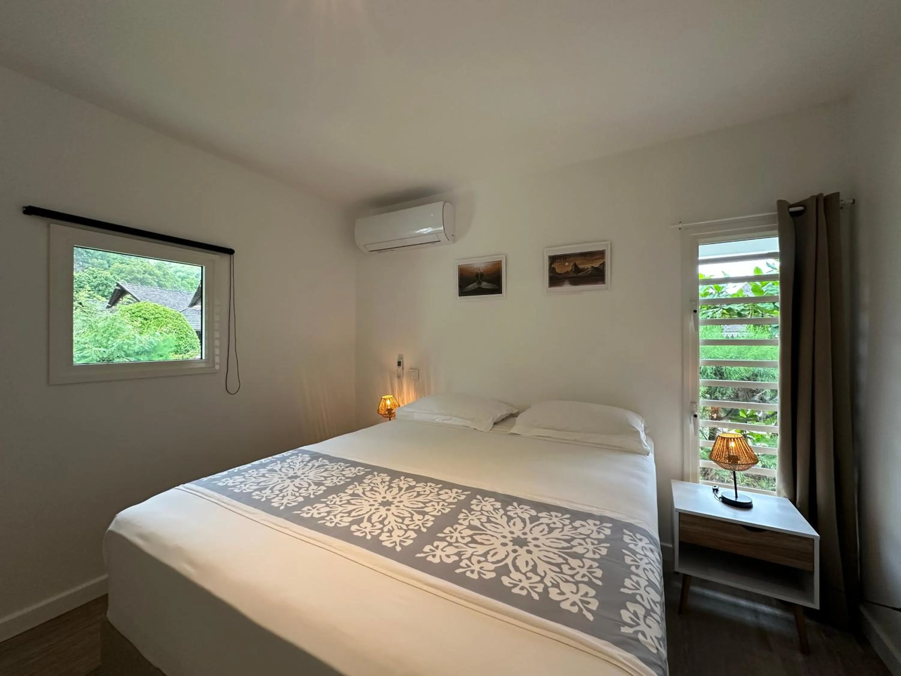 Bedroom, Bed in Moorea Sunset Beach
