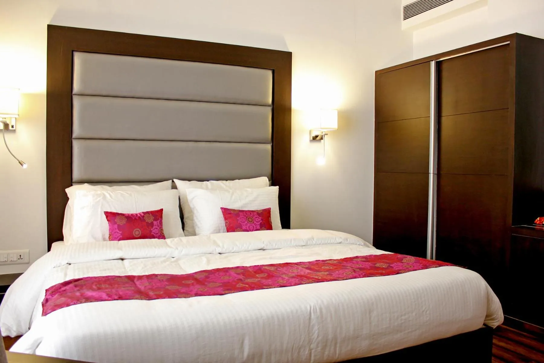 Photo of the whole room, Bed in Veronica Hotel