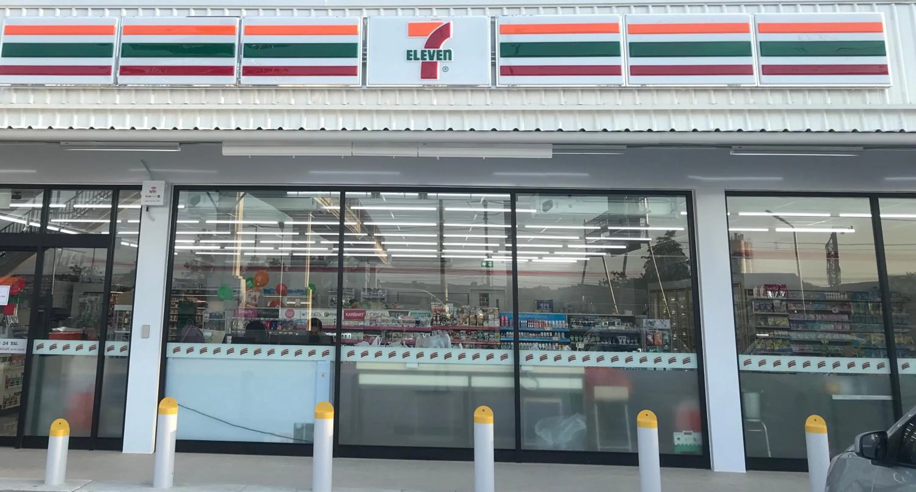 Supermarket/grocery shop in Nang Ta Yon @ Ban Thap Chang Hostel