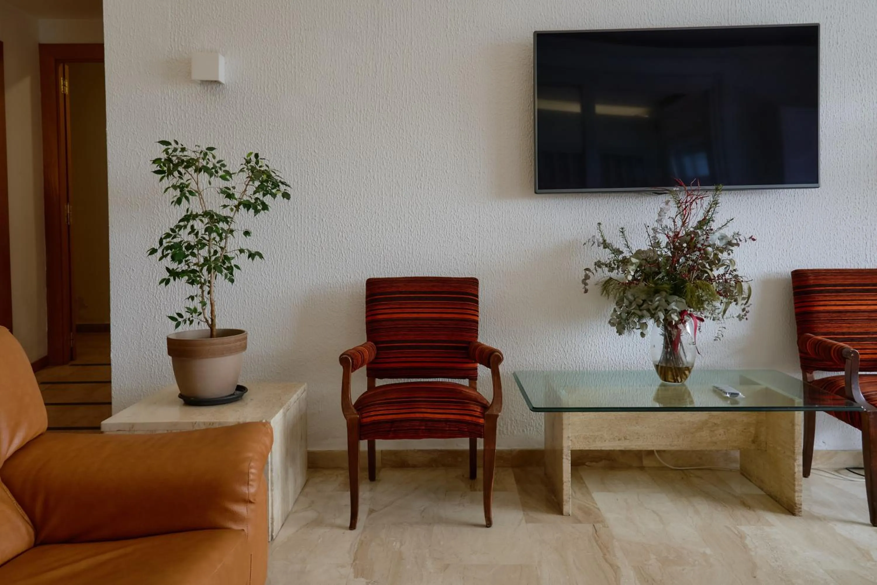 Communal lounge/ TV room in Hotel Miramar Badalona