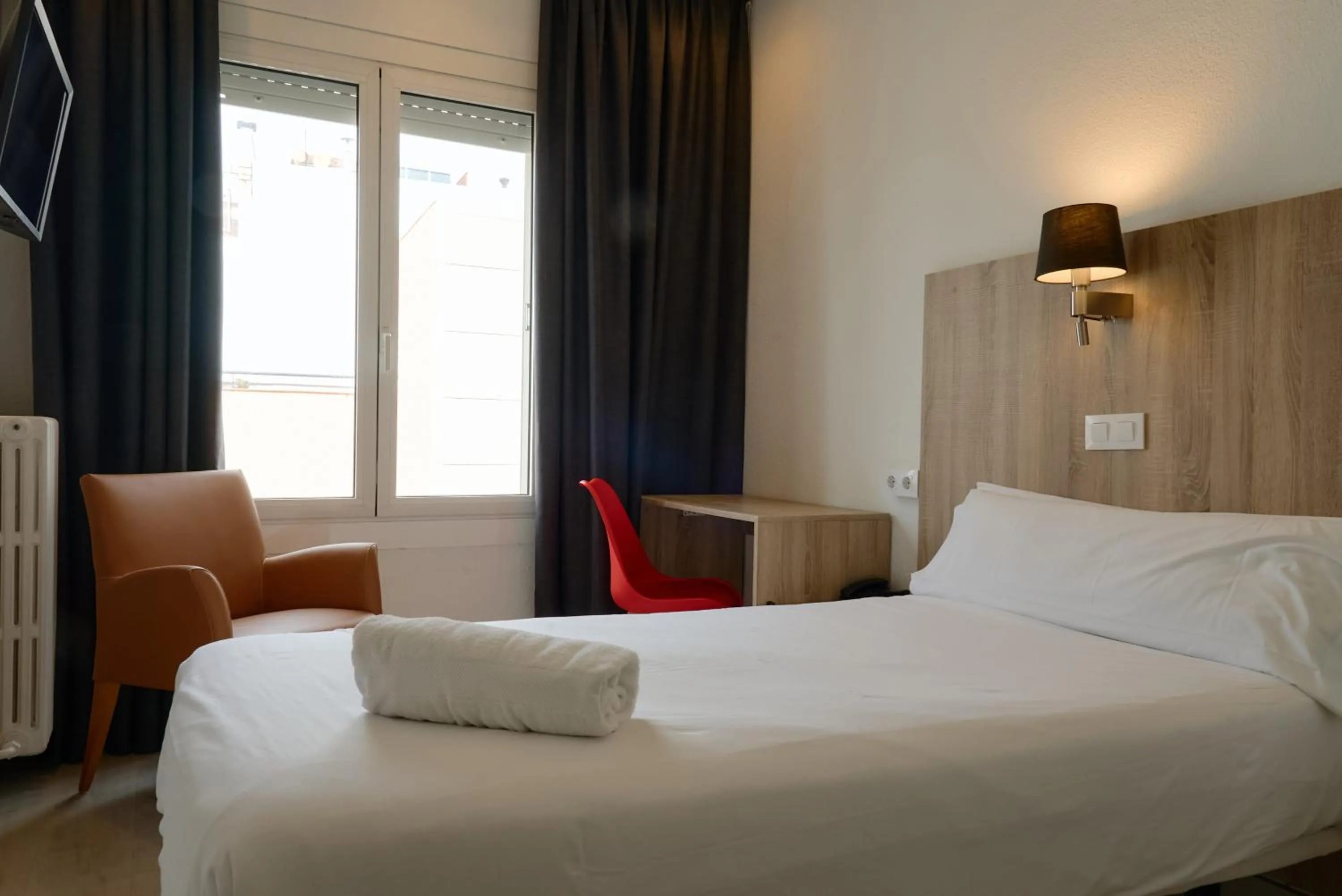 Photo of the whole room, Bed in Hotel Miramar Badalona