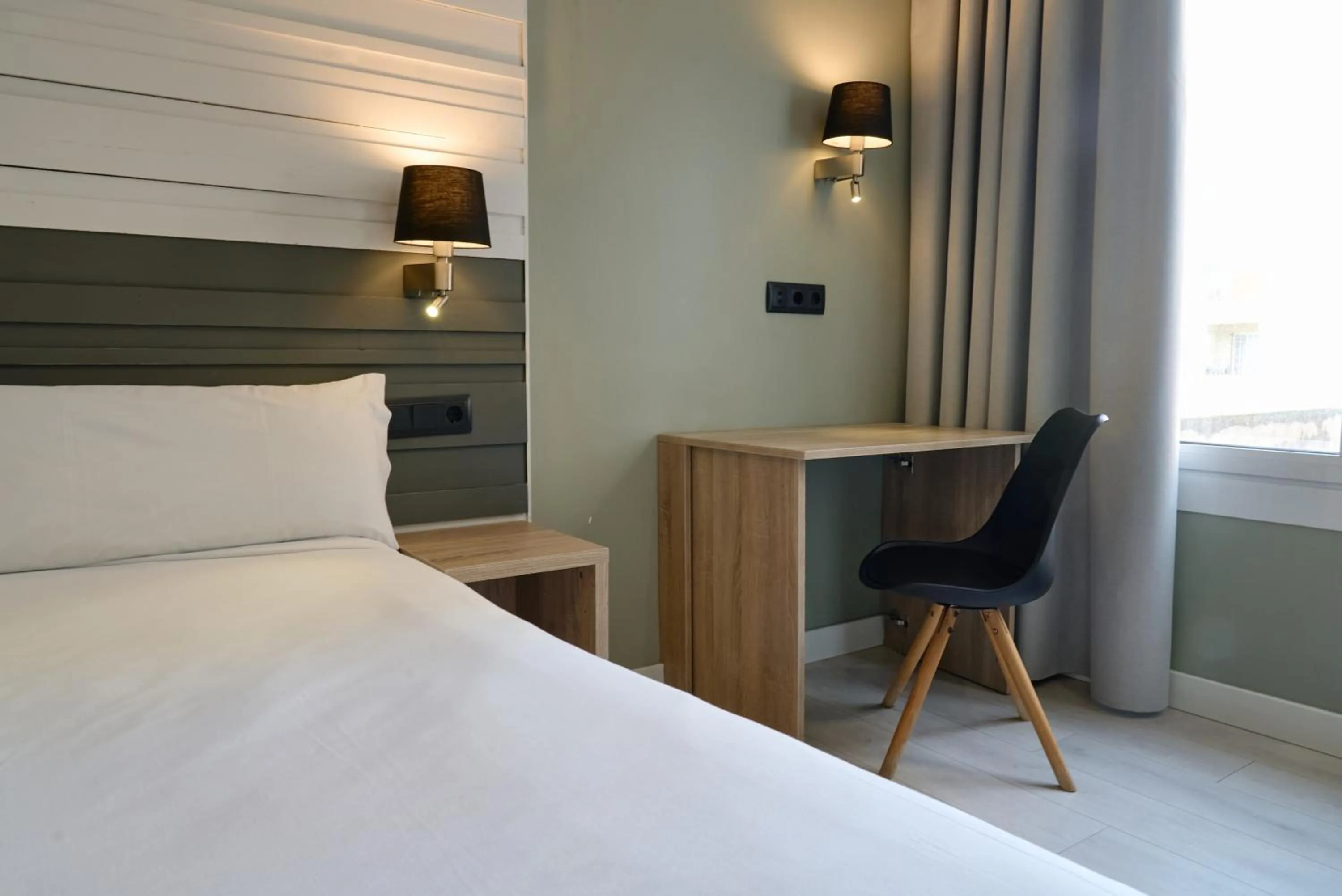 Photo of the whole room, Bed in Hotel Miramar Badalona