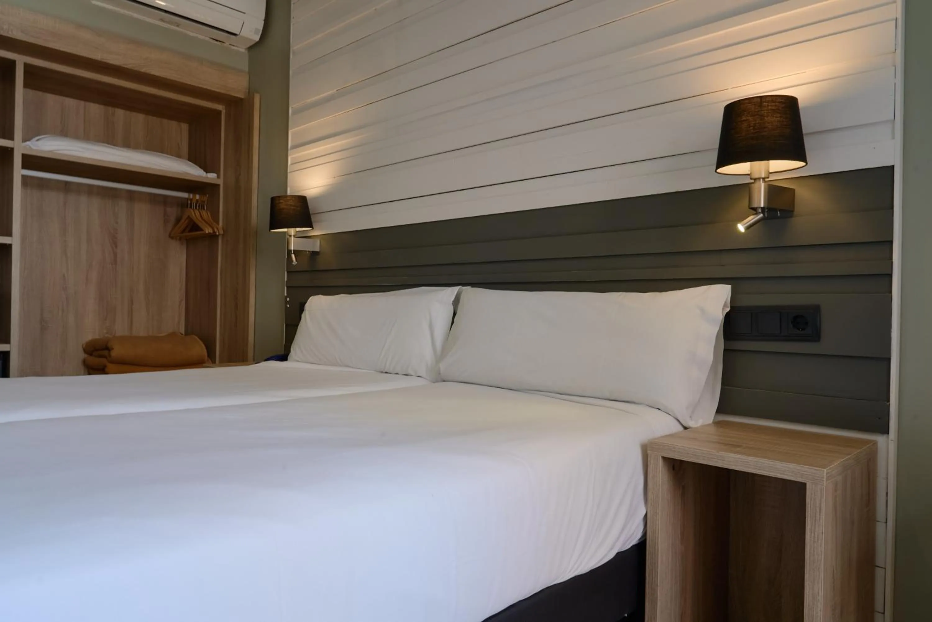 Photo of the whole room, Bed in Hotel Miramar Badalona