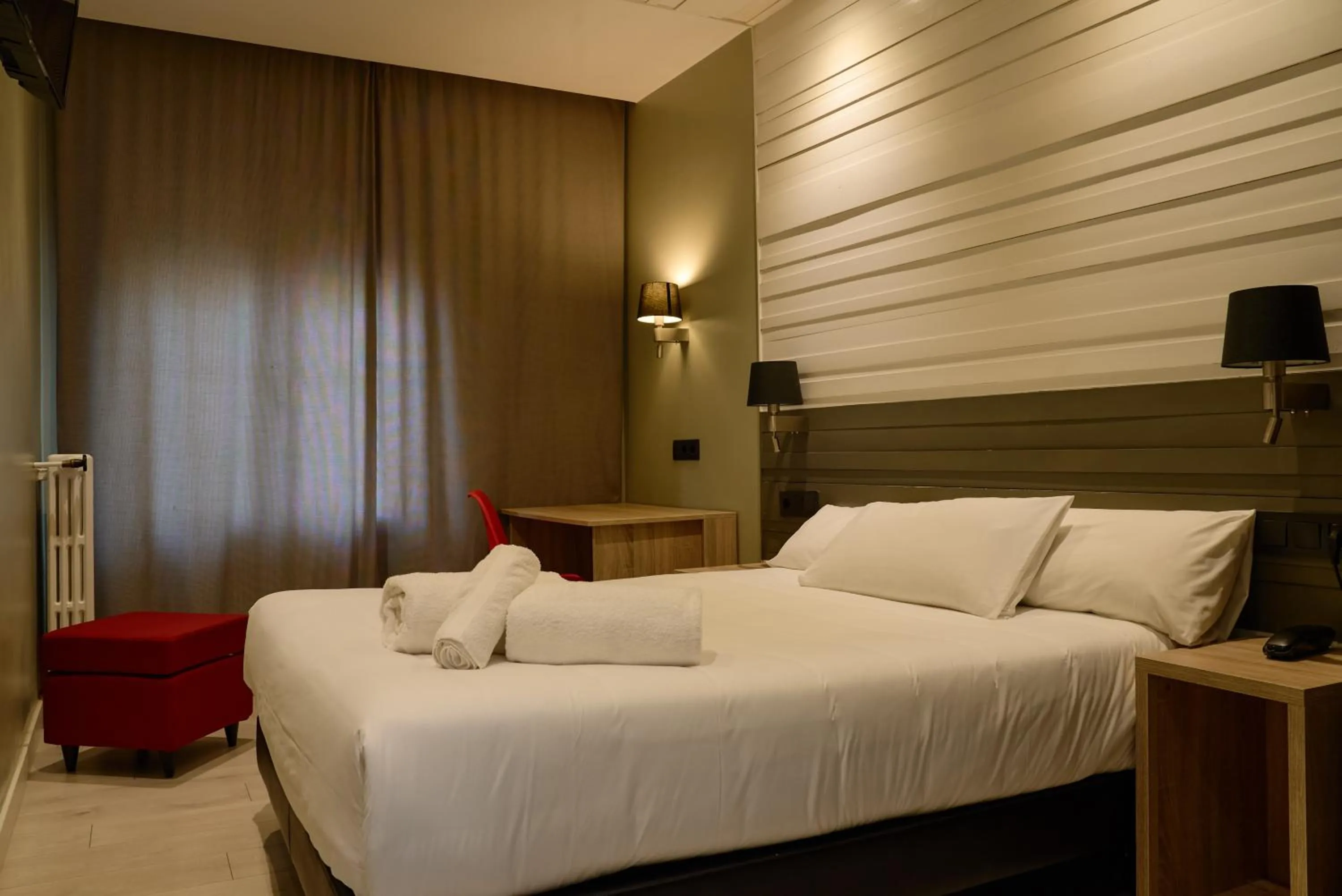 Photo of the whole room, Bed in Hotel Miramar Badalona