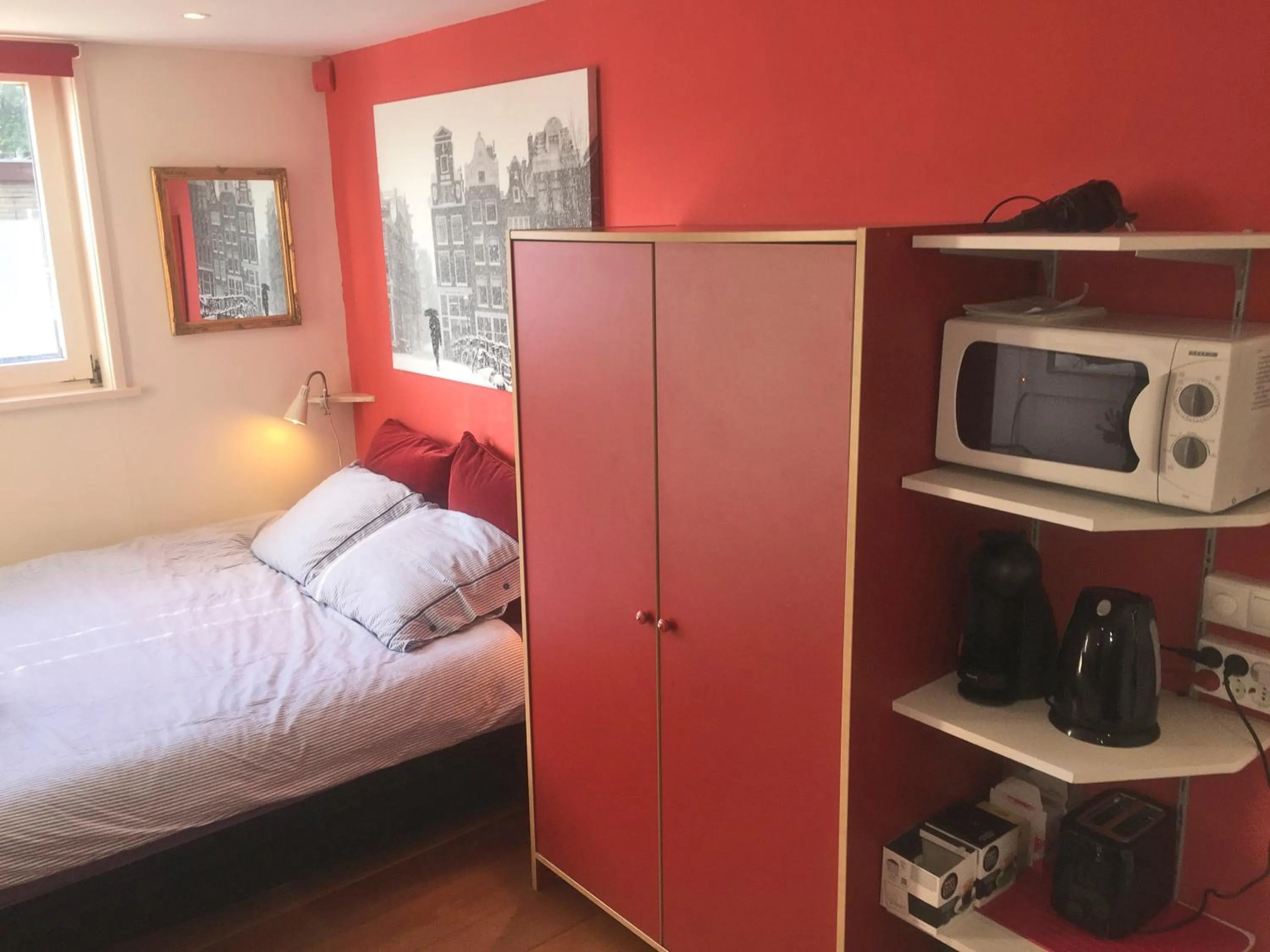 Photo of the whole room, Bed in Houseboat Westerdok