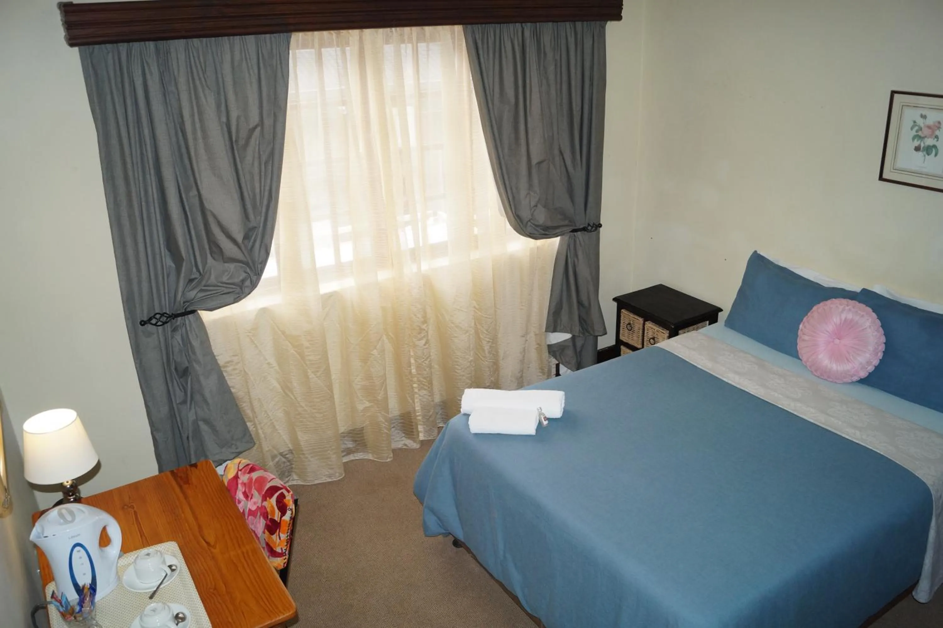 Photo of the whole room, Bed in Westmoreland Lodge