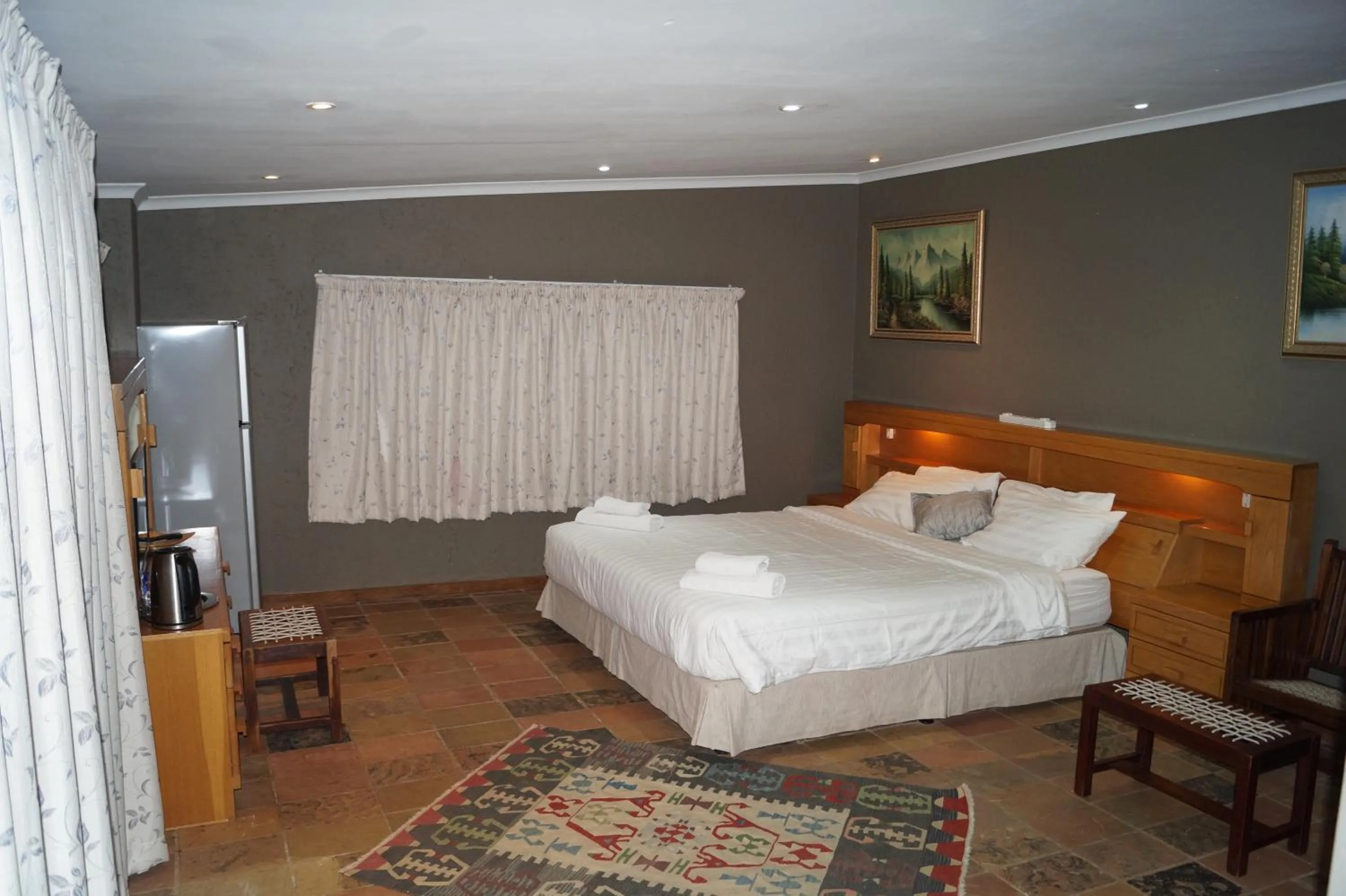 Photo of the whole room, Bed in Westmoreland Lodge