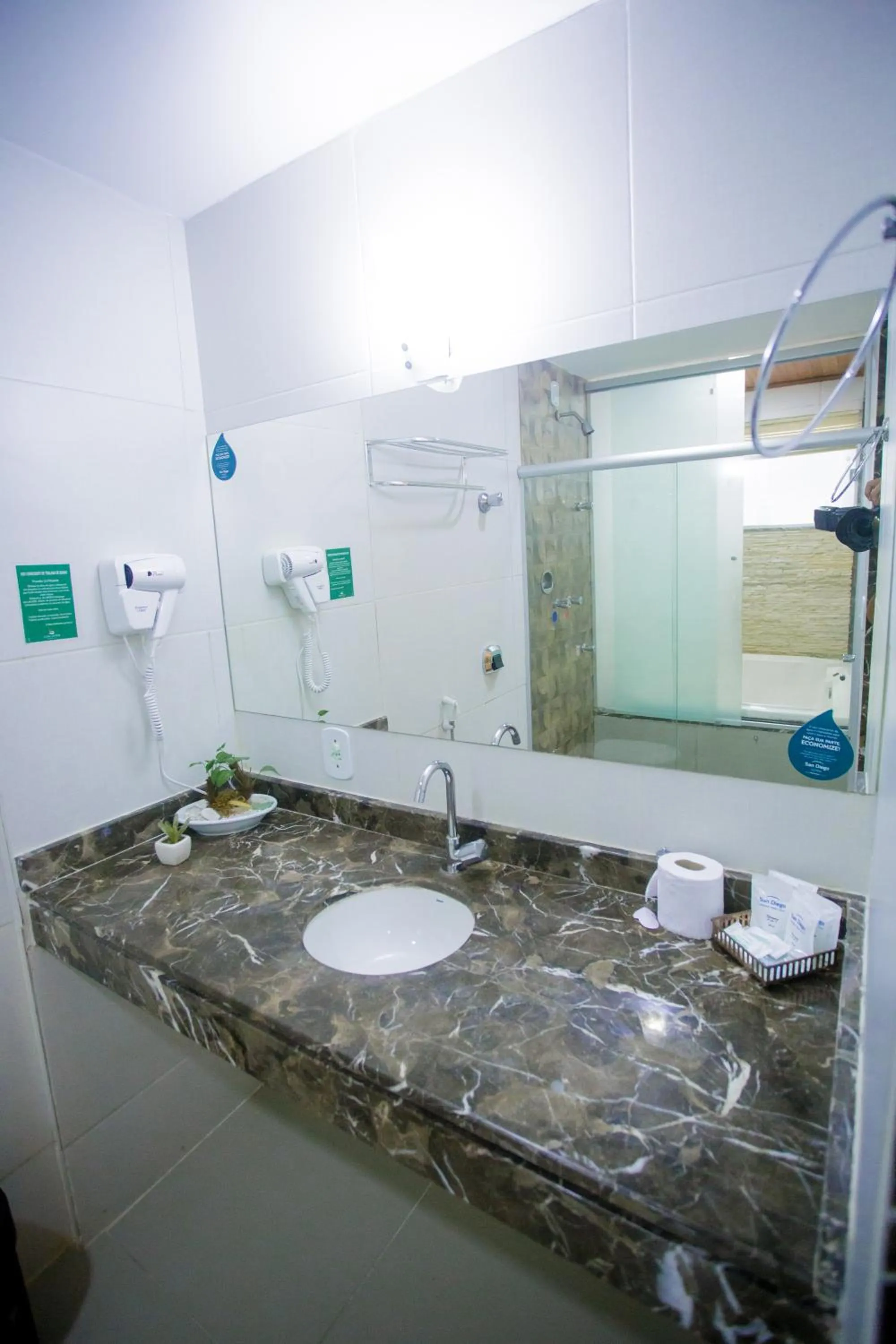 Bathroom in San Diego Lancaster Teófilo Otoni