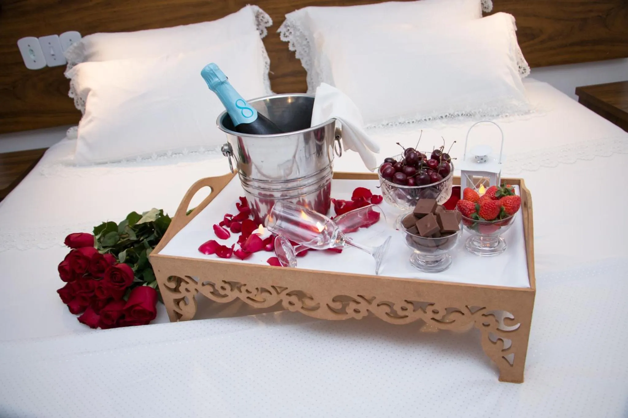 Food and drinks, Bed in San Diego Lancaster Teófilo Otoni