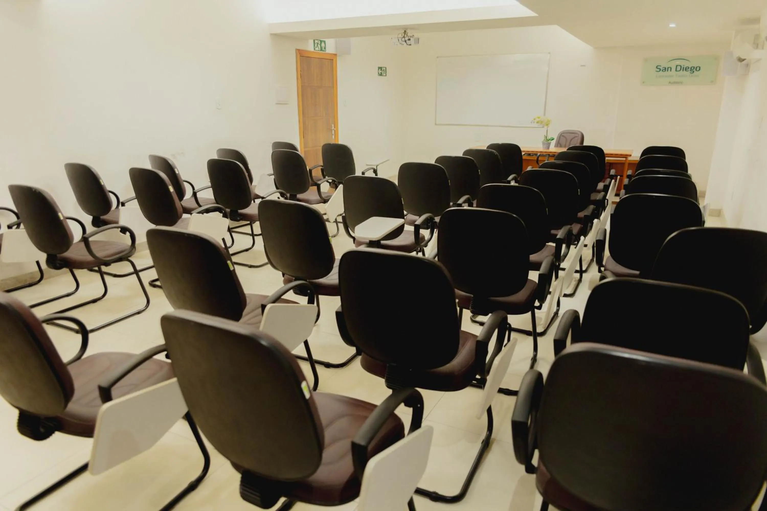 Business facilities in San Diego Lancaster Teófilo Otoni