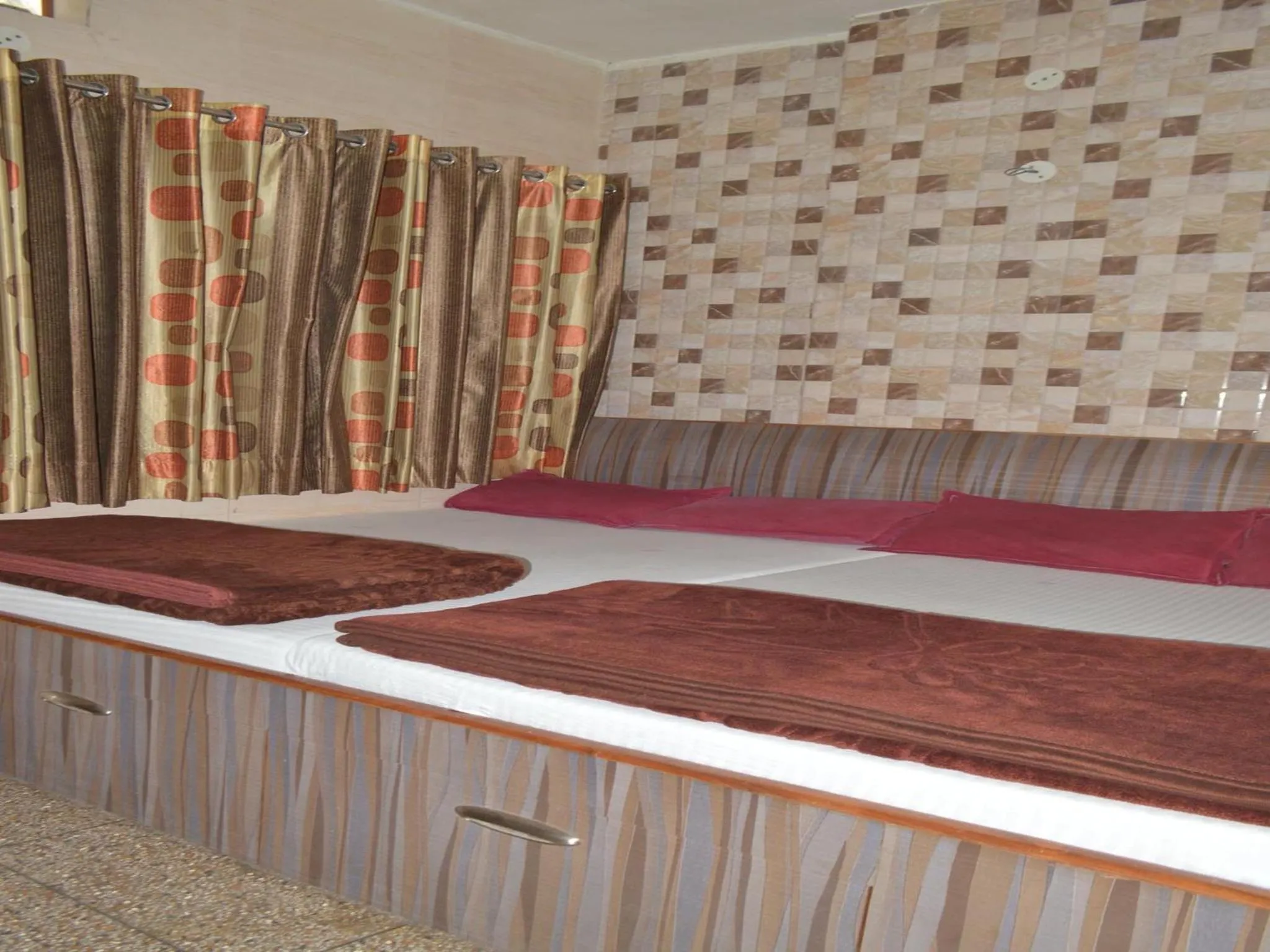 bunk bed in Ajanta Hotel 100 Mtrs Railway Station & 400 Mtrs Dargah