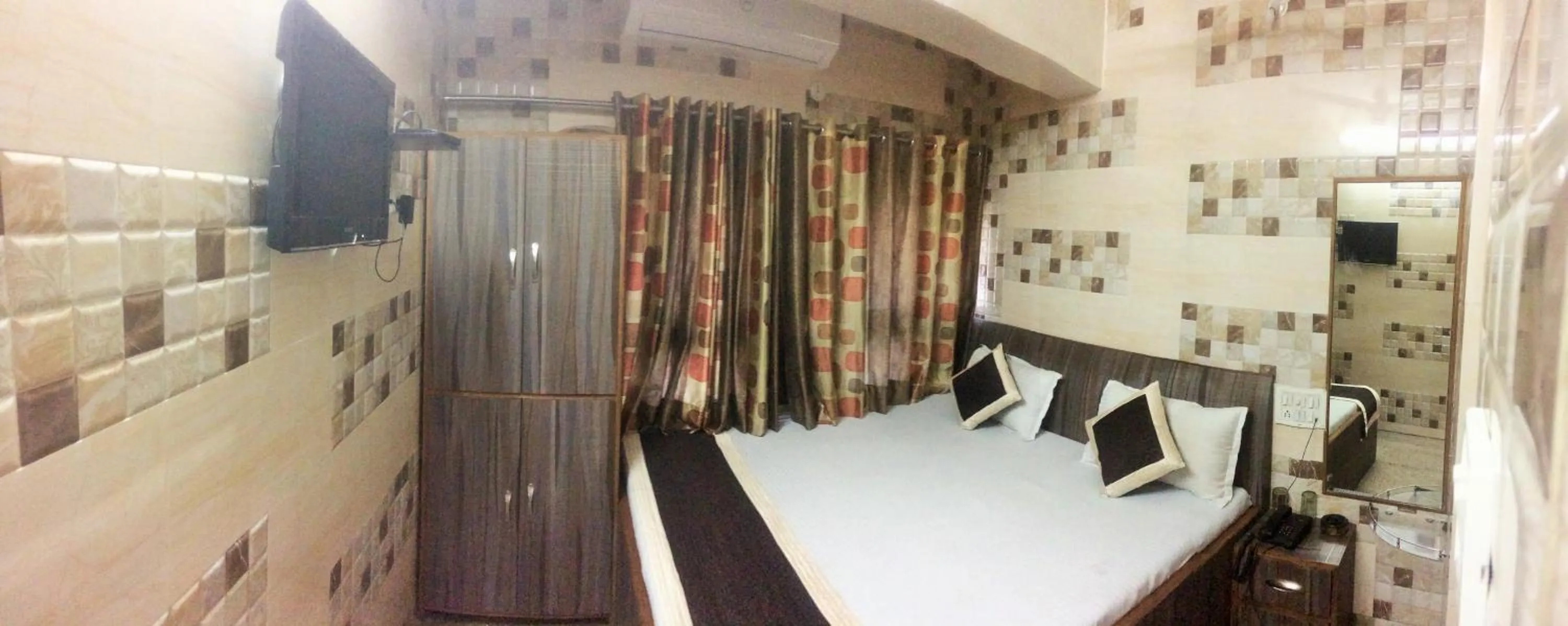 bunk bed in Ajanta Hotel 100 Mtrs Railway Station & 400 Mtrs Dargah