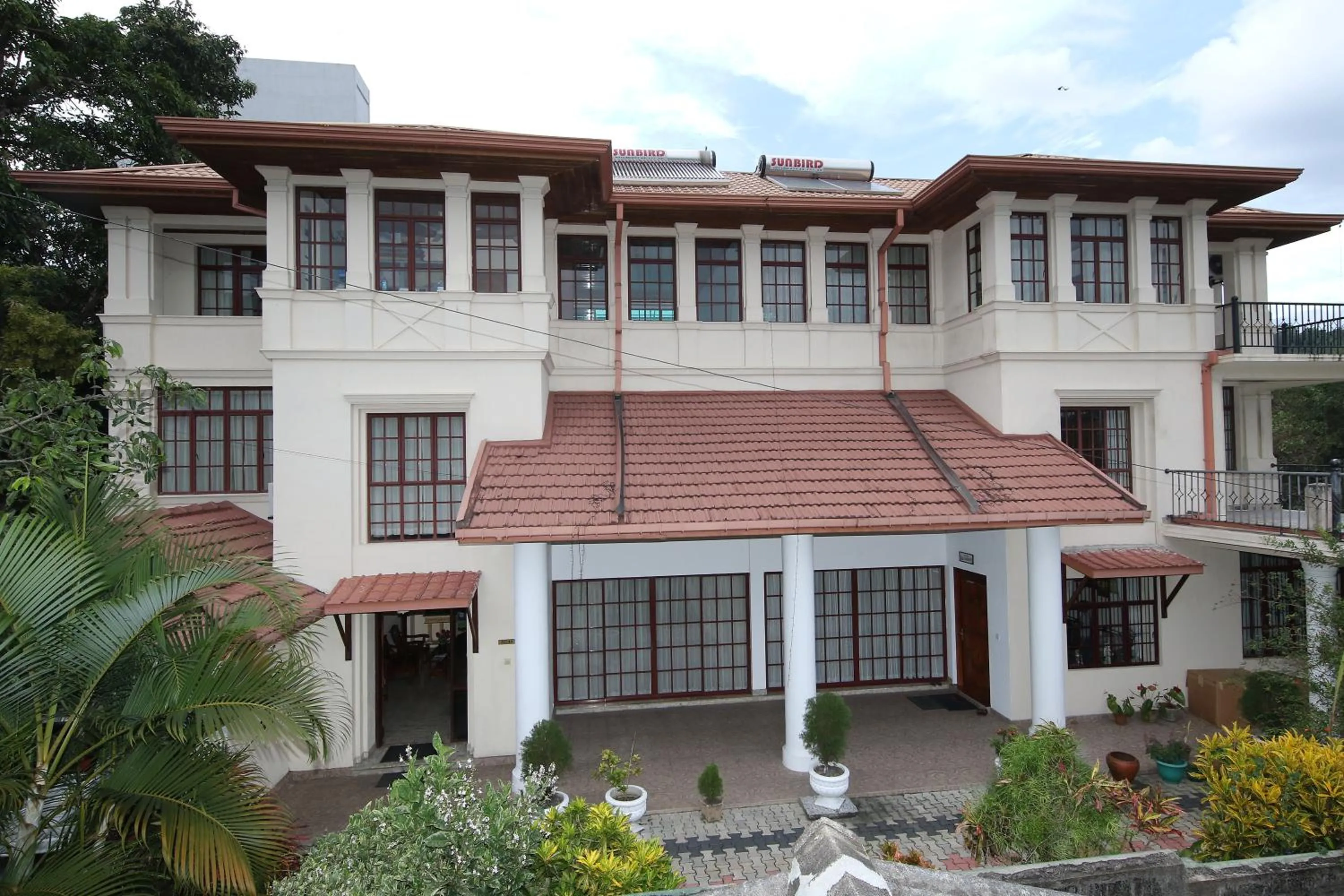 Facade/entrance in King Of Kandy