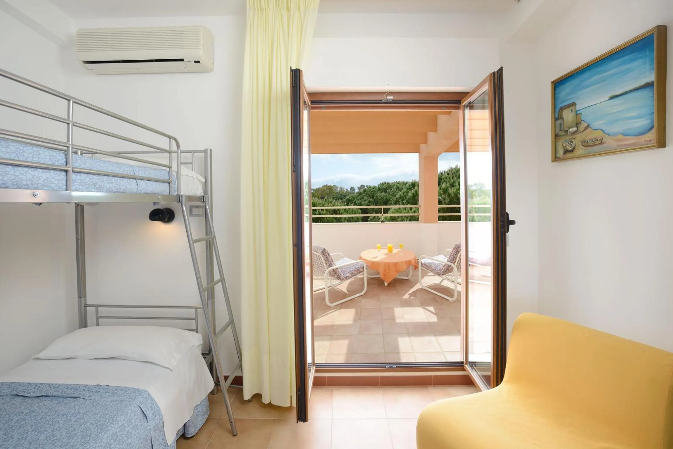 Balcony/Terrace, Bed in Hotel Oasis