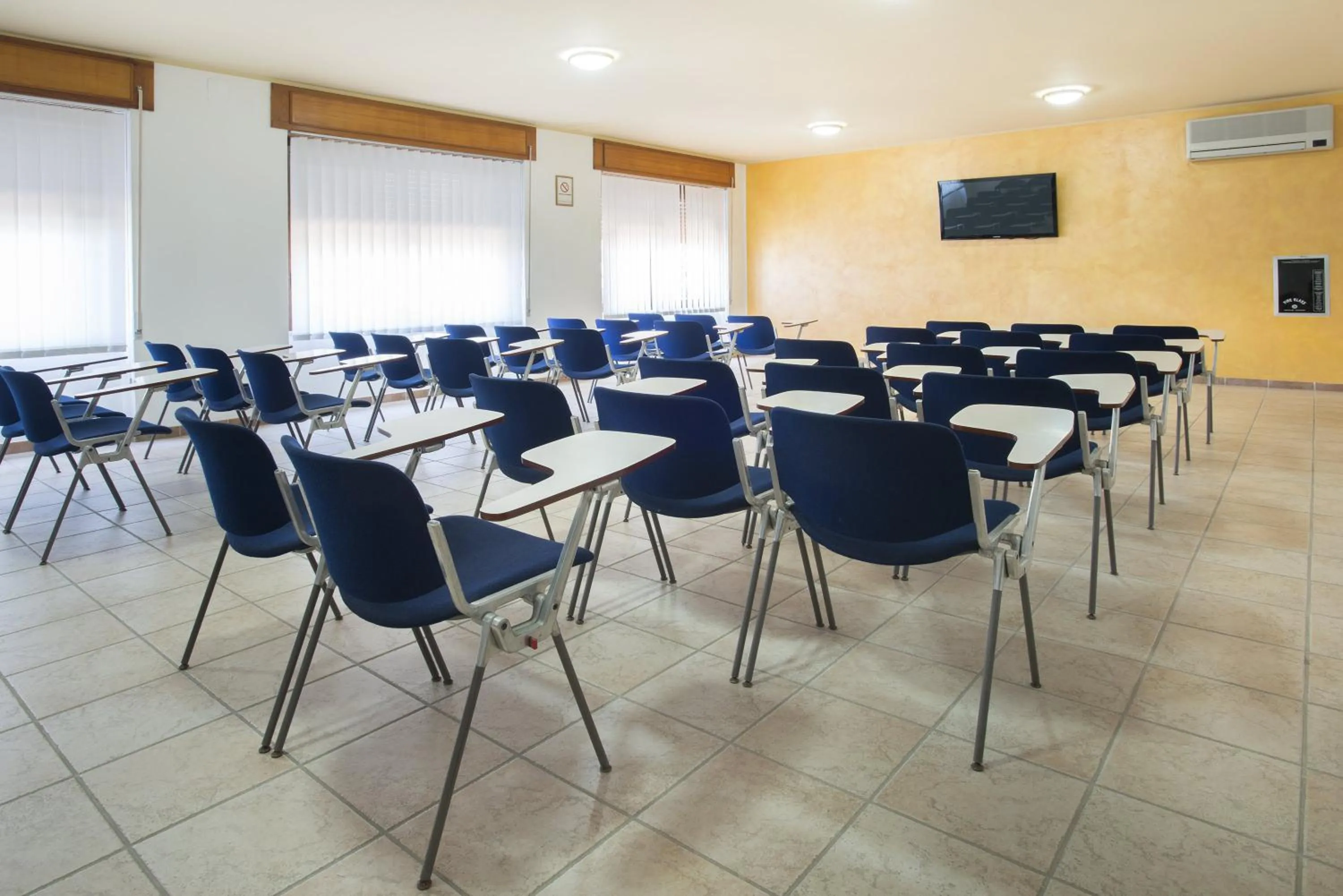 Communal lounge/ TV room in Hotel Oasis