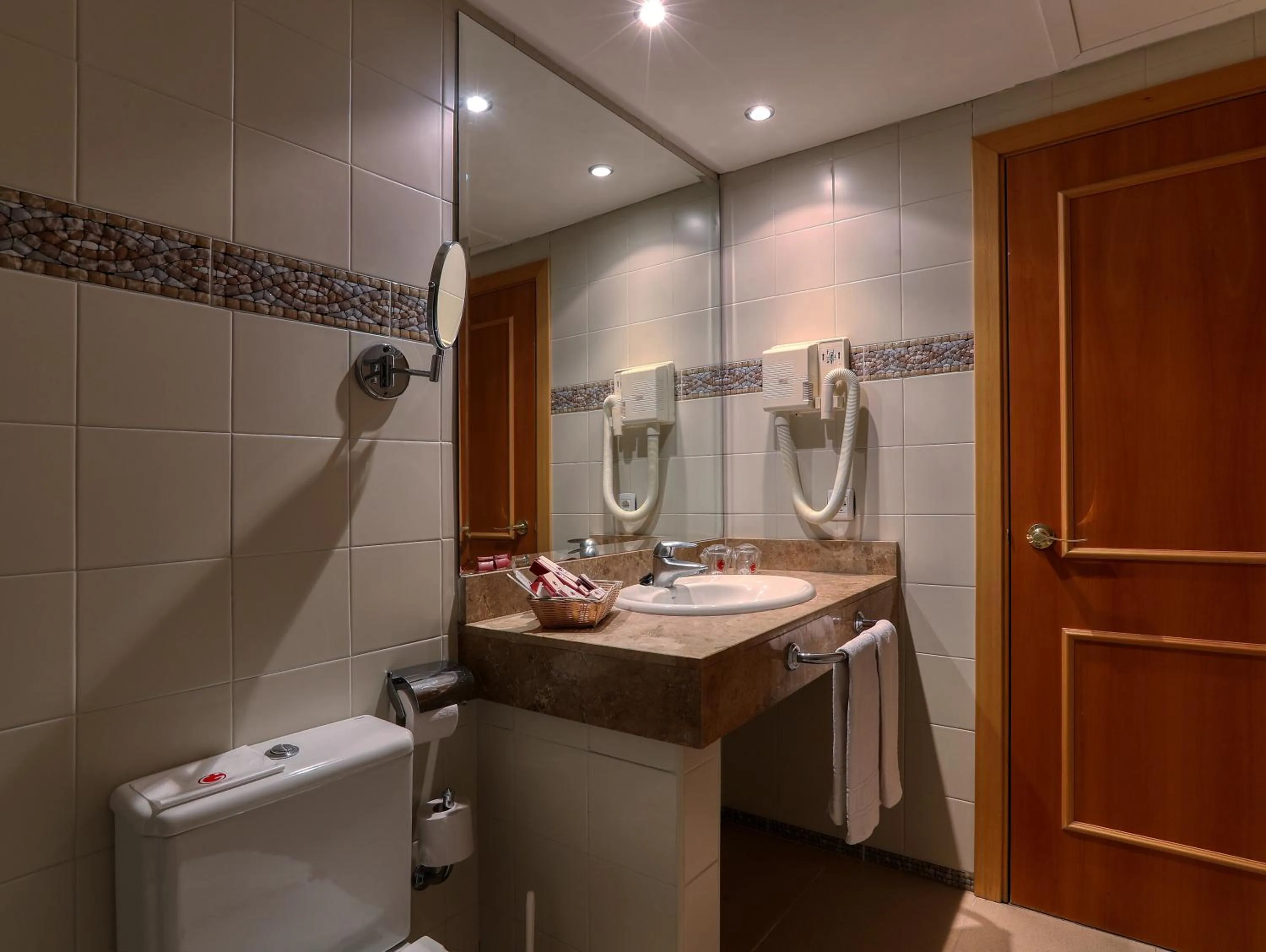 Toilet in Hotel Guitart Central Park Aqua Resort