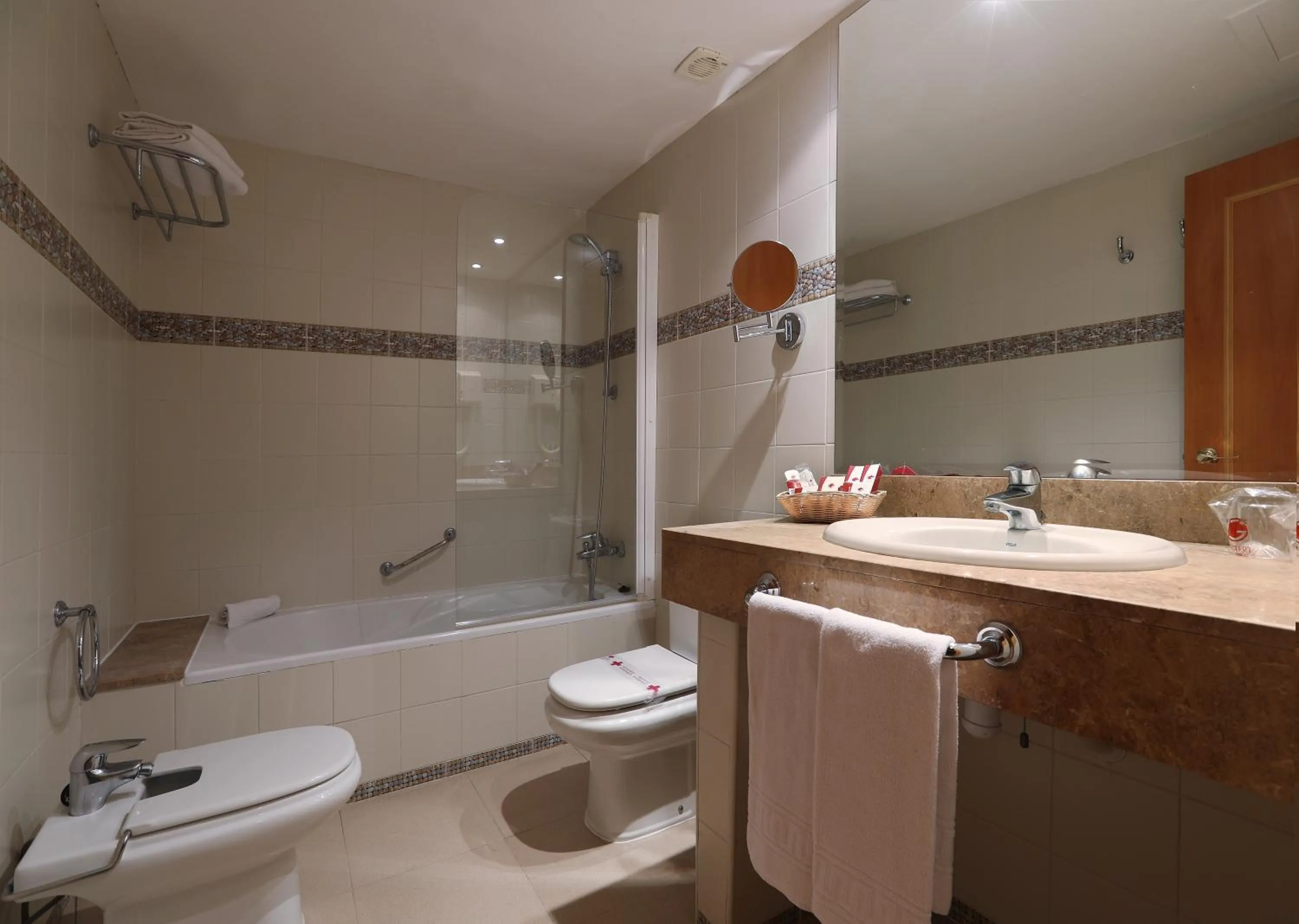 Toilet in Hotel Guitart Central Park Aqua Resort