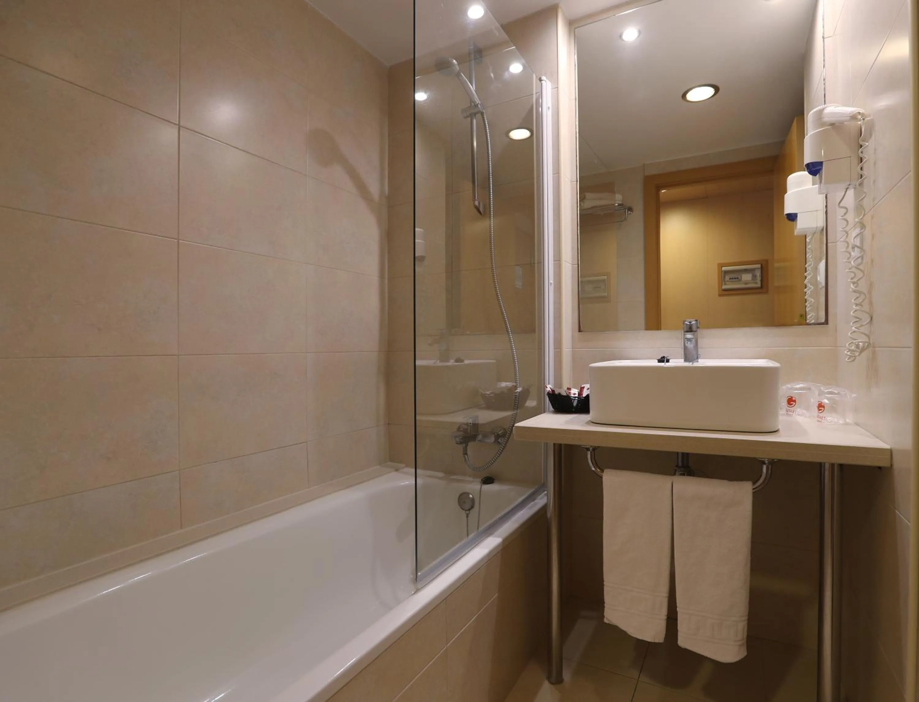 Bathroom in Hotel Guitart Central Park Aqua Resort