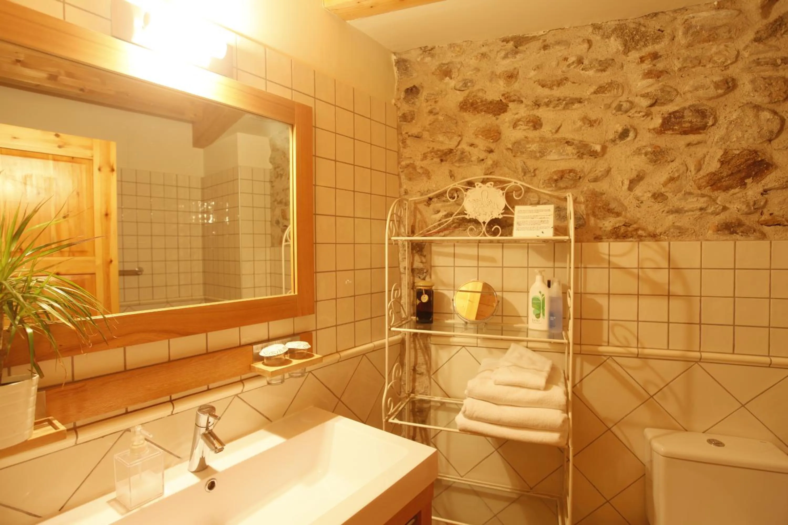 Toilet in Hotel Boutique Niu de Sol - Designed for Adults