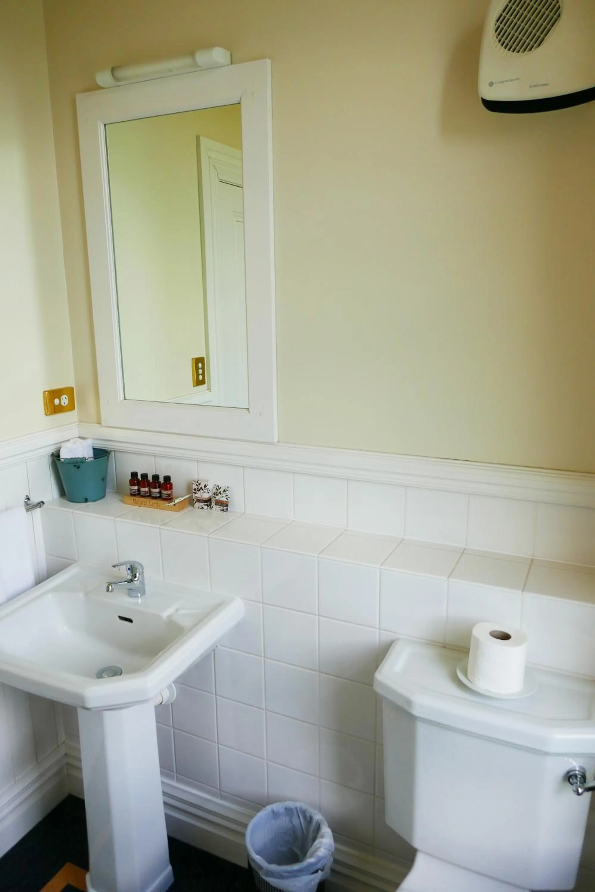 Toilet in Highland House Boutique Hotel