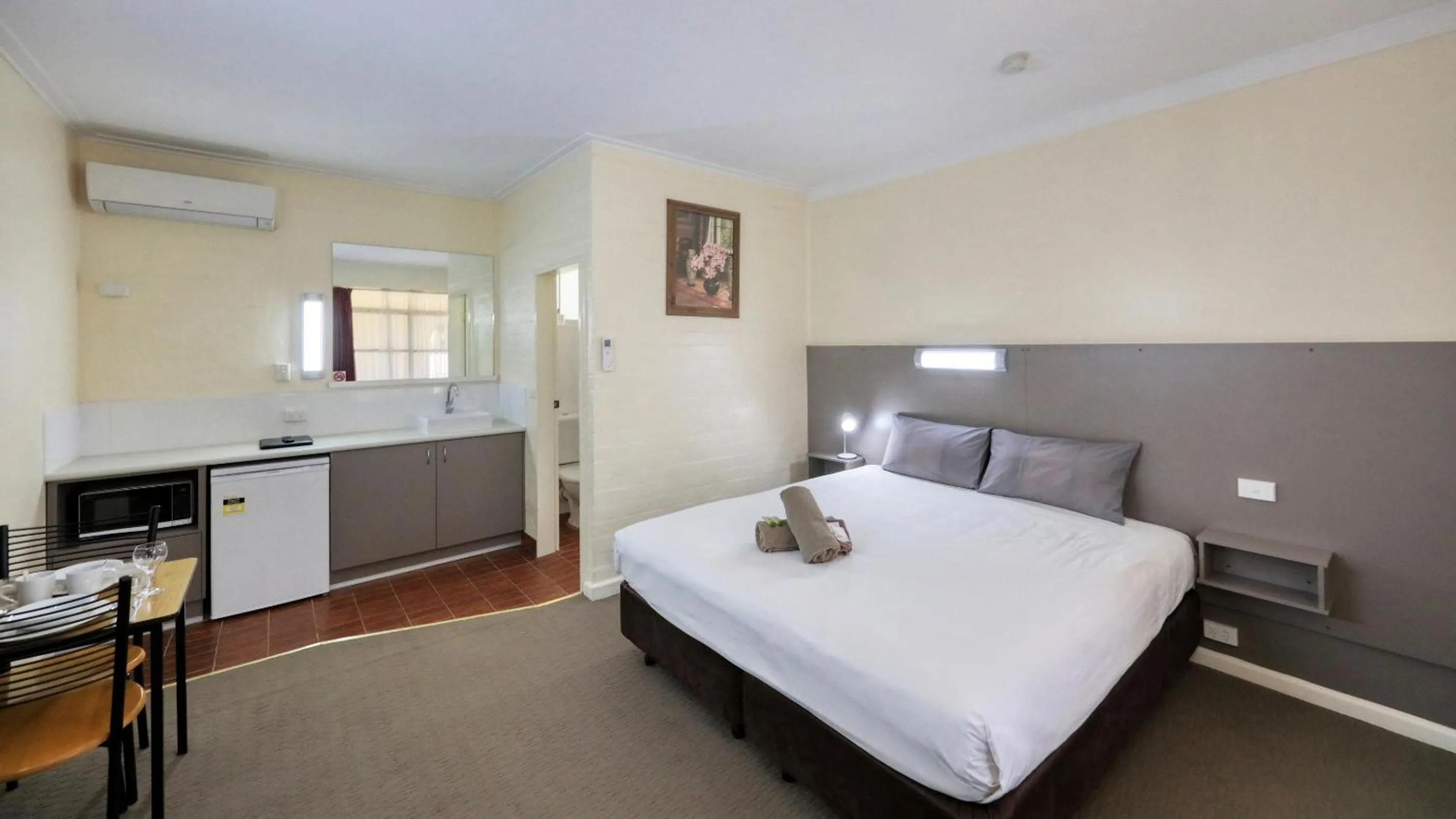 Bed in Bishops Lodge Narrandera