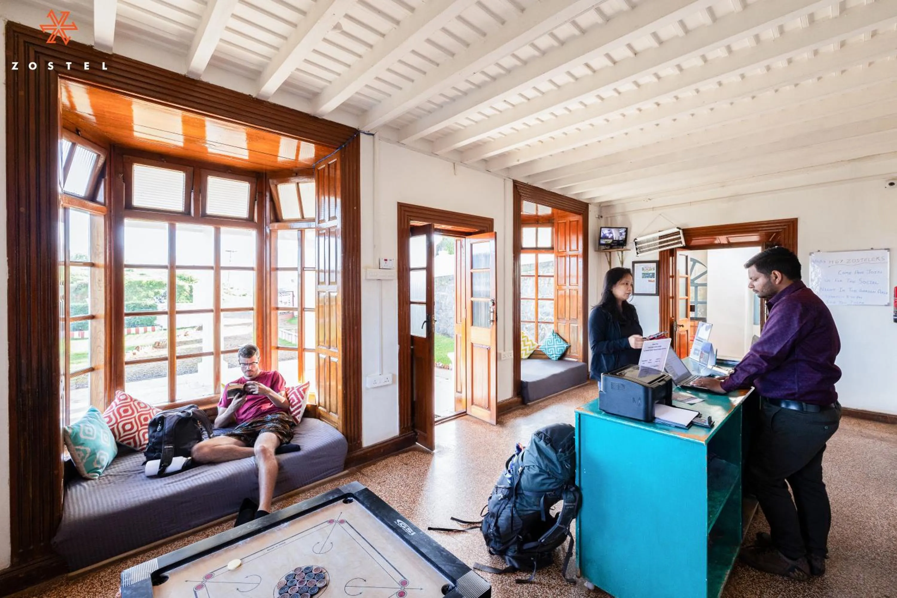 Communal lounge/ TV room in Zostel Ooty