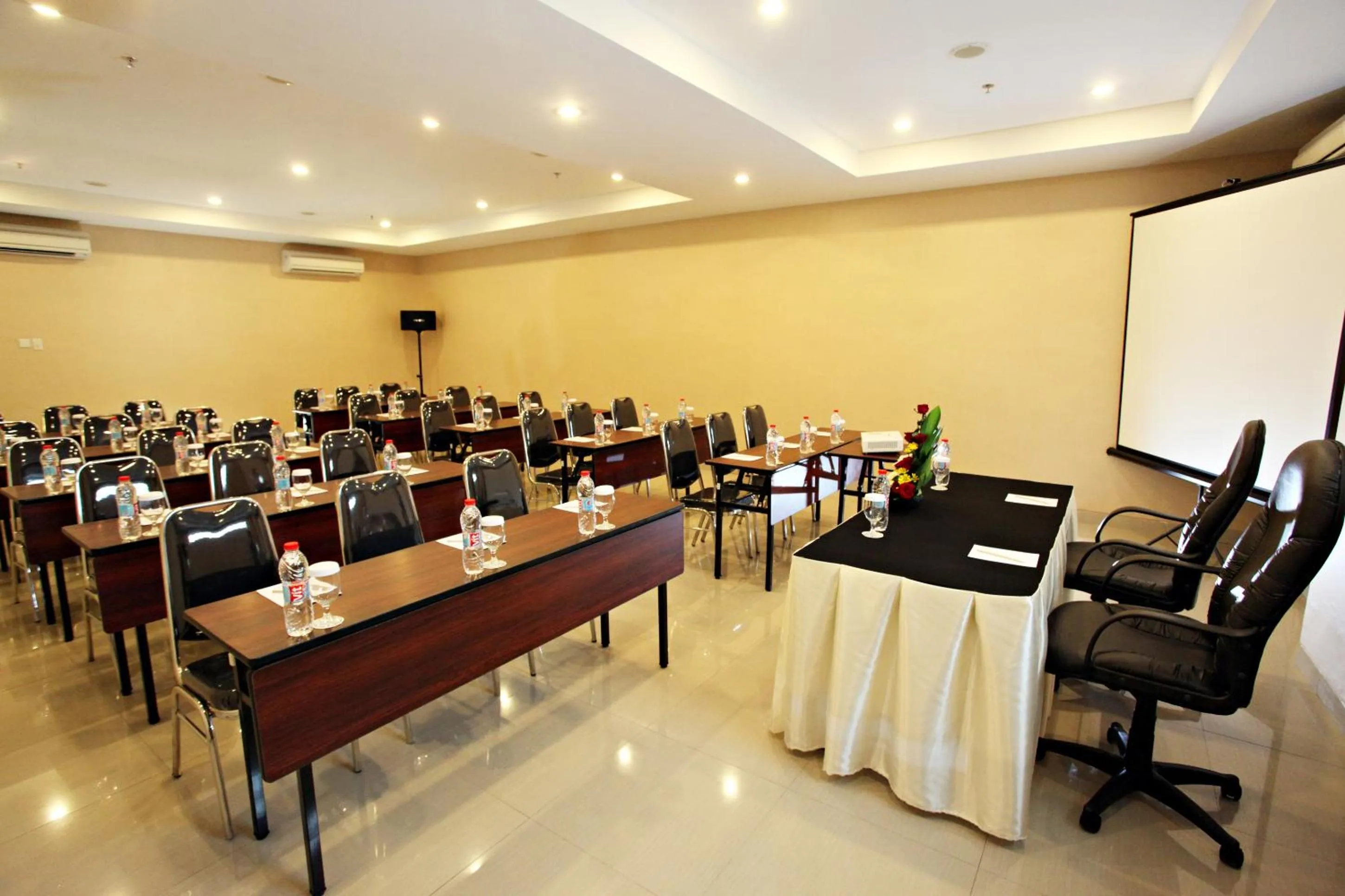 Banquet/Function facilities in Nite & Day Surabaya - Gunungsari